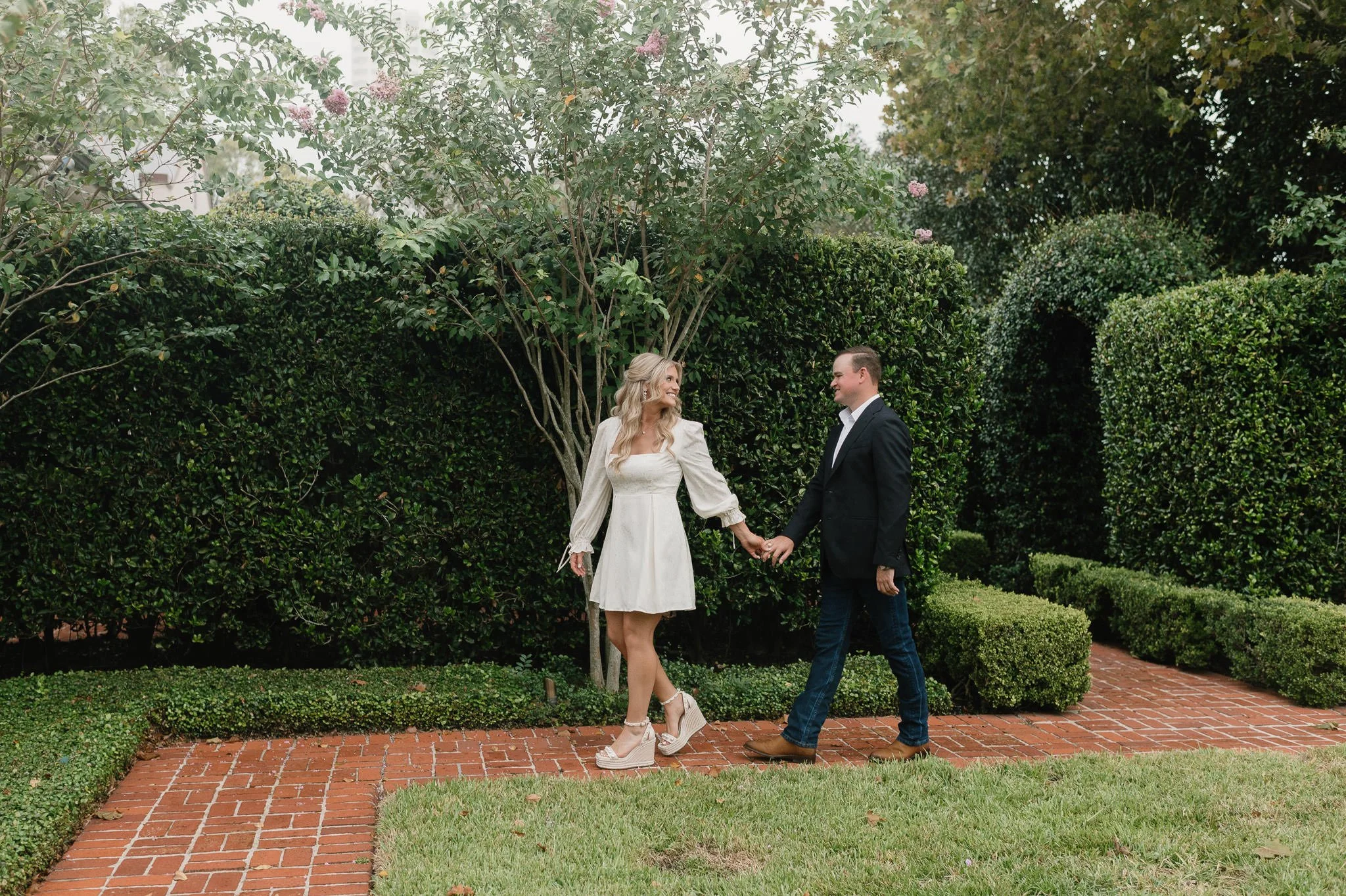 kendall-kyle-houston-riveroaks-garden-club-forum-engagement-session-sm-21.jpg