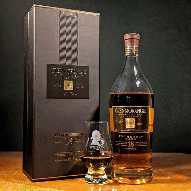 New review of the @glenmorangie 18 YR Extremely Rare up over at whiskeysidekick.com! ... 👀 Golden 🍯 with some thin 🦵. 👃 Vanilla, hand sanitizer and 💐.
👄 Balanced with lightly charred oak and dried fruits . 🏁 Warm and dry with a touch of 💨. .
