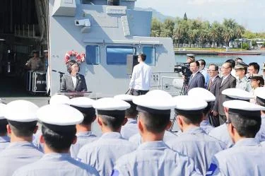 President Tsai Ing-wen yesterday addresses dignitaries and the crew of the frigate Dyi-huah at Zuoying naval base in Kaohsiung. Photo: ROC Ministry of National Defense
