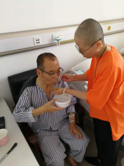 Liu Xiaobo and his wife Liu Xia at a hospital in China; source: Associated Press