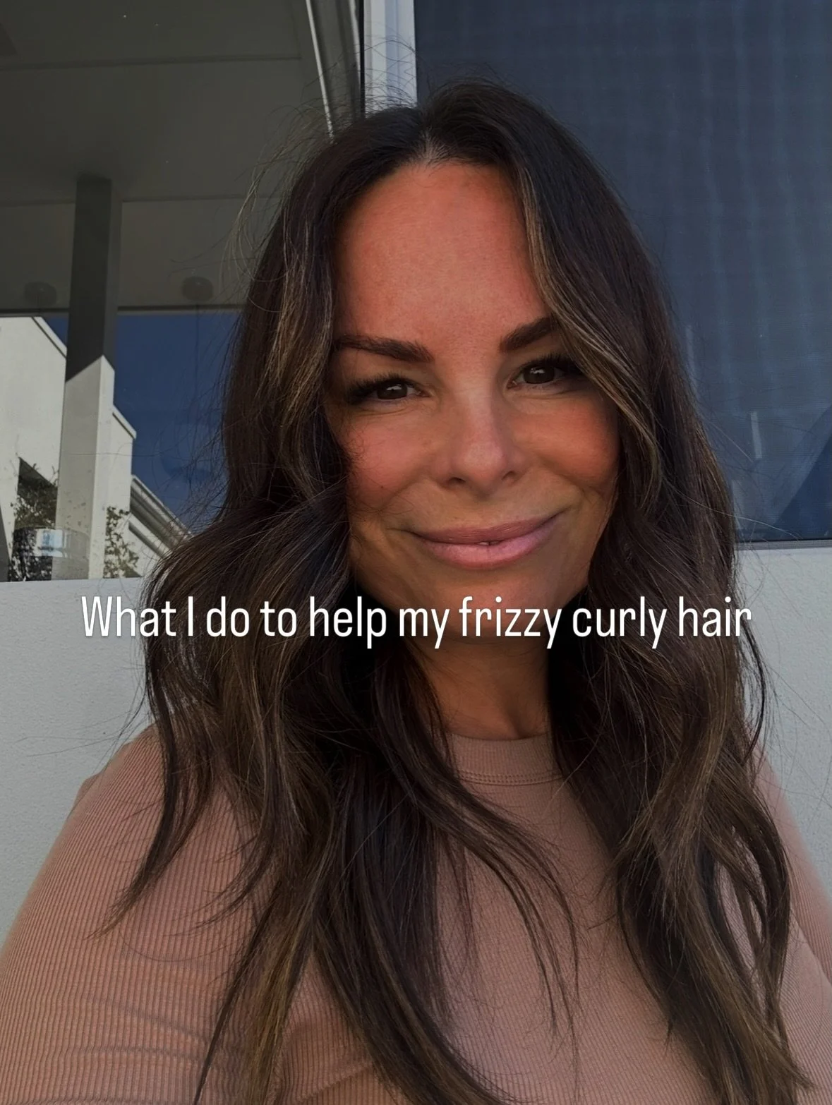 What I do to help my curly frizzy hair. 

My hair has become so hard to manage (and that&rsquo;s coming from a hairdresser) 

If you&rsquo;re struggling to manage your curly/frizzy hair these are my goto tips:

&bull; Limit bleach and heat styling
&b