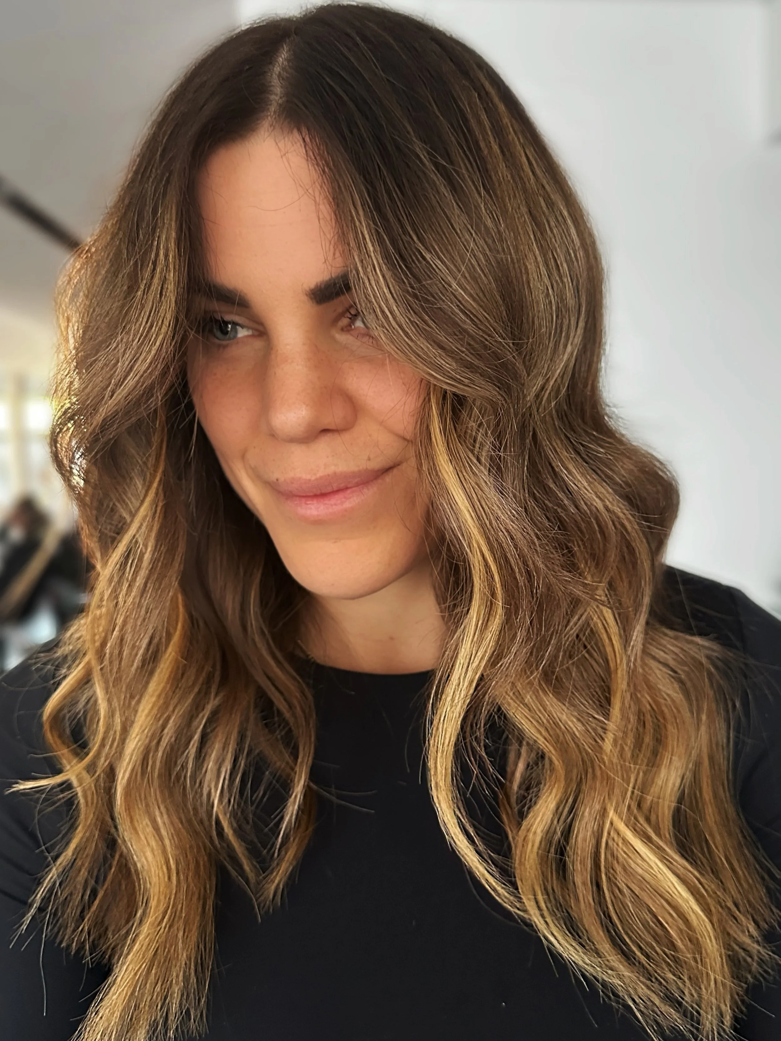 High contrast brunette ✨✨

Pops of blonde in all the right places, bold enough to work with our clients naturally curly hair so the lightness doesn&rsquo;t get lost. 

Working with a honey bronde, warm tone to compliment her beautiful skin tone and n