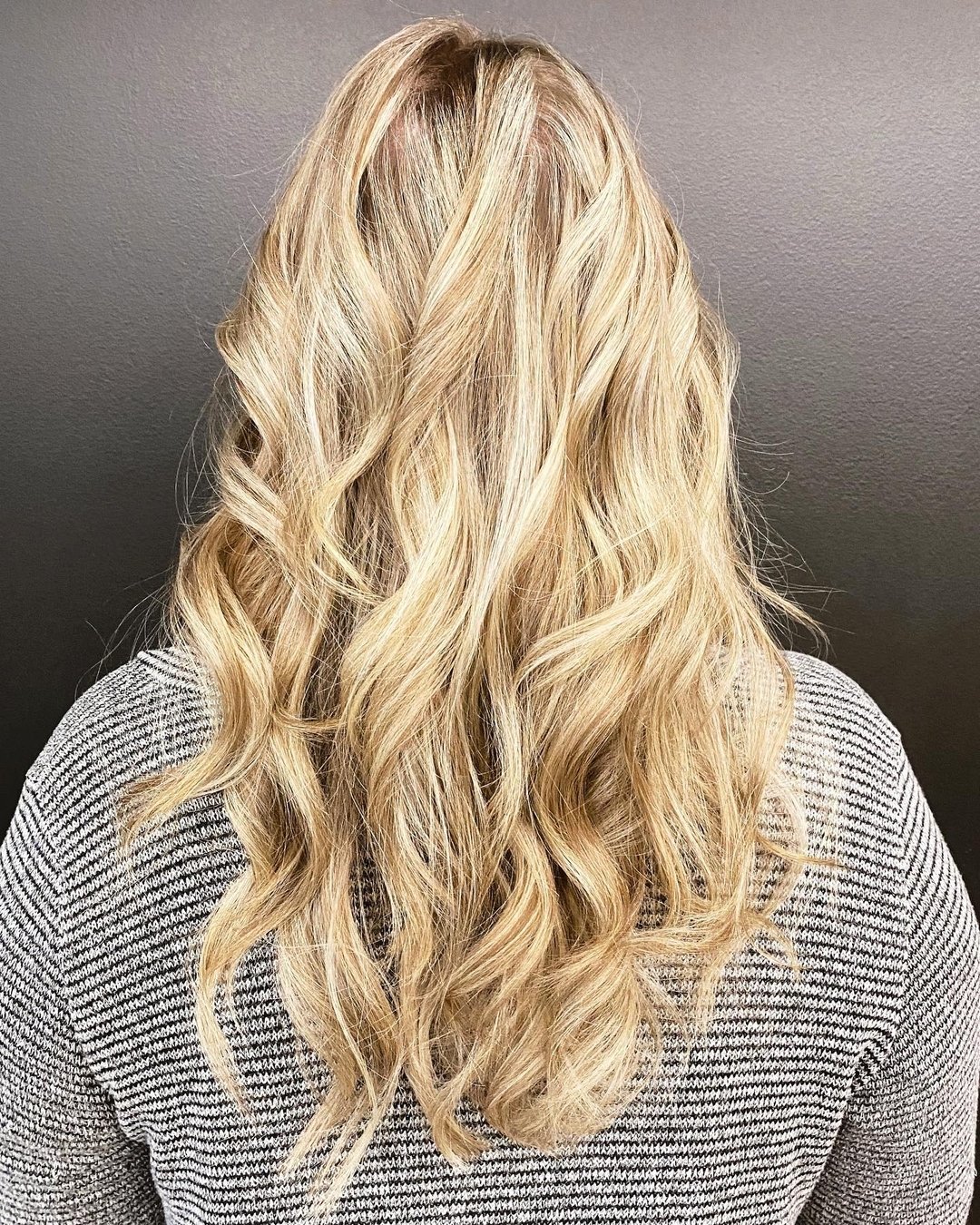 Dime Kari got some fresh foils 💛

Styled with Bumble and bumble Hairdresser&rsquo;s Invisible Oil, Hairdresser&rsquo;s Invisible Oil Ultra Rich Hyaluronic Treatment Lotion and Thickening Go Big Treatment Spray 

#dimelife #feelinlikeadime #bumbleand