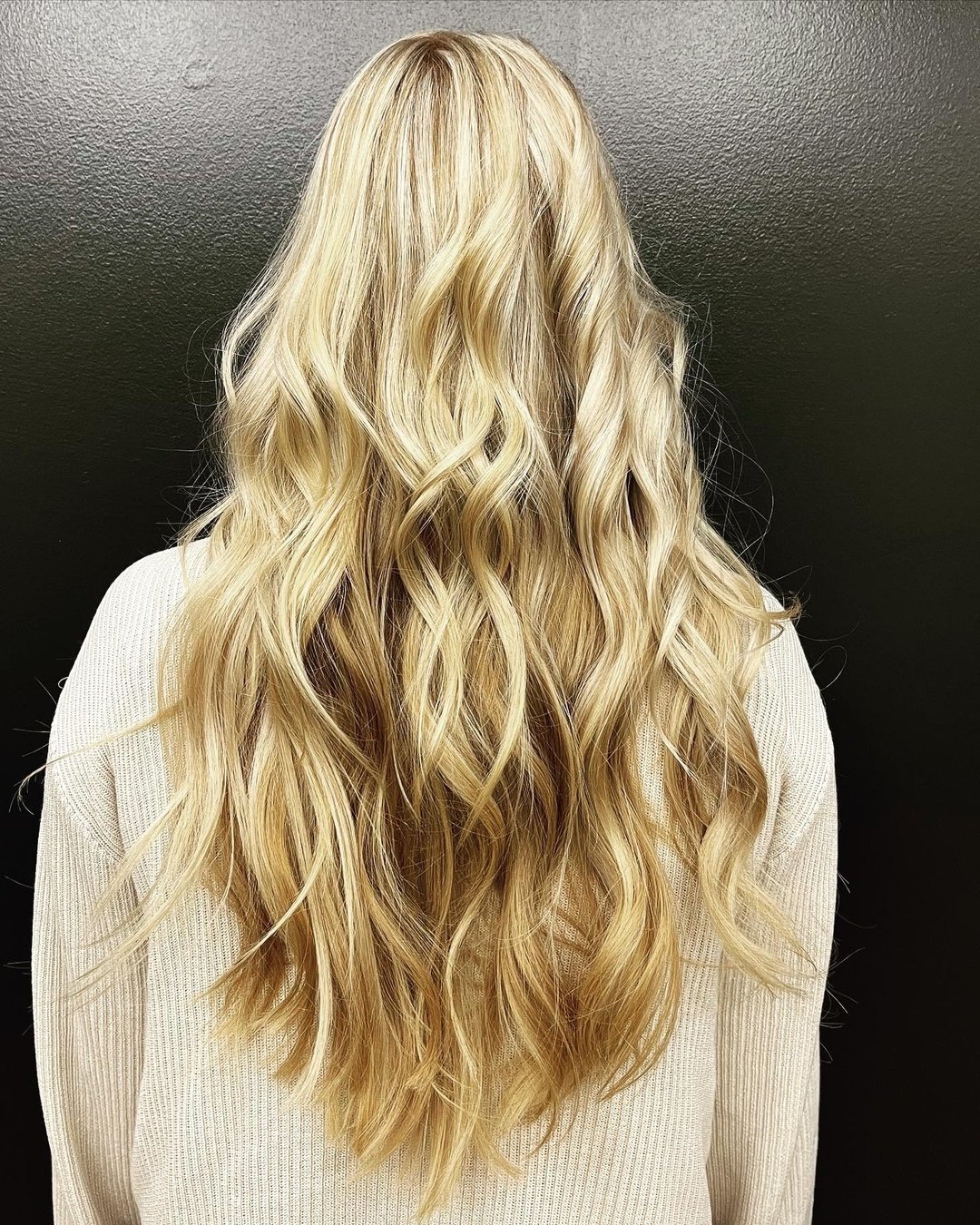 Blonde foil highlights for Dime Samantha ☀️

Styled with Bumble and bumble Heat Shield Blow Dry Accelerator and Spray De Mode Hairspray 

#dimelife #feelinlikeadime #bumbleandbumble #bbnetworksalon  #highlights #foils #wellahair #blonde #wellablonde 