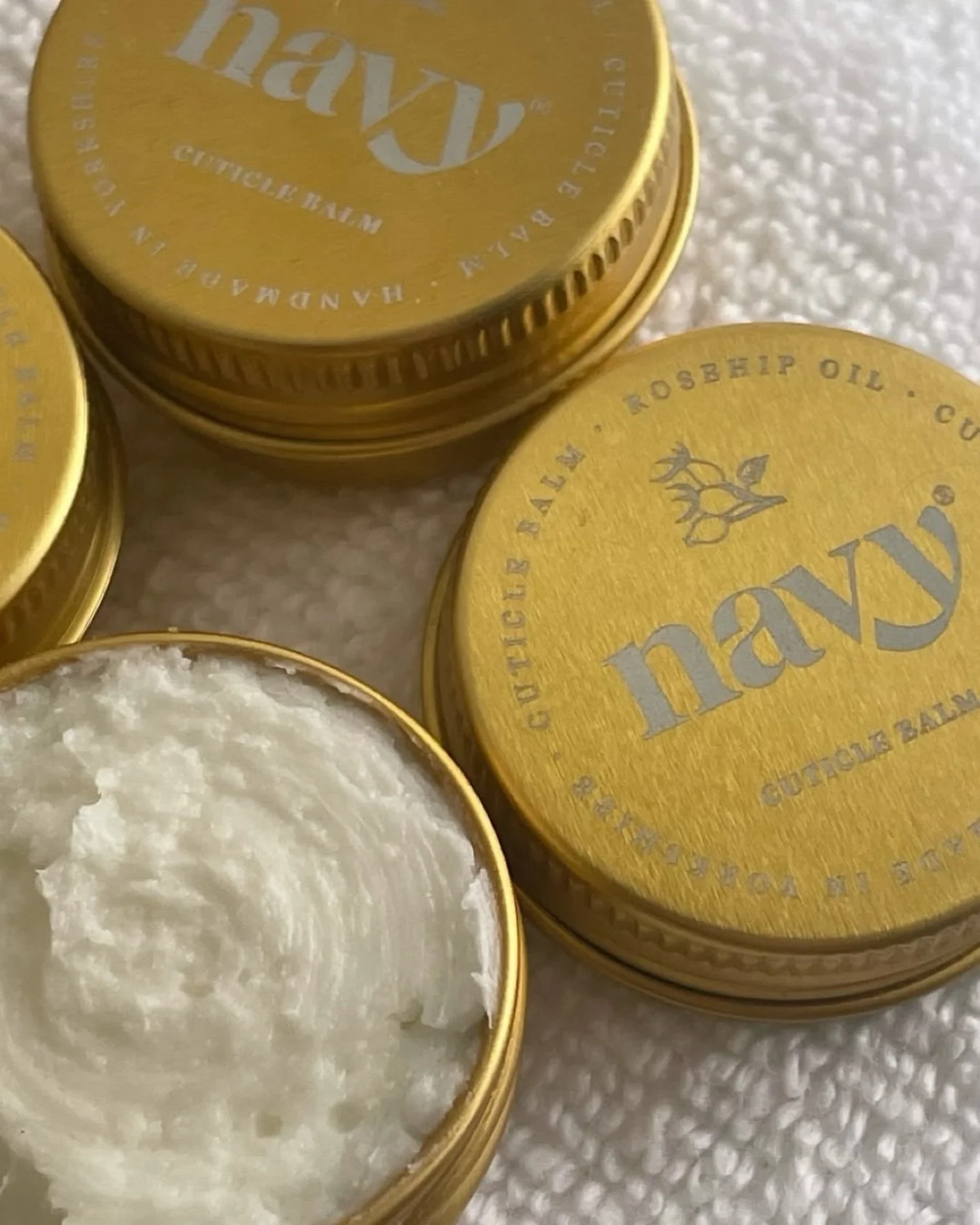 A little pot of everyday luxury.
Massage it in, breathe it in, and give your hands the care they deserve.

📸: @trufflebeautybarn

#NavyProfessional #NavyProTools #NavyBalm #CuticleBalm #CuticleCare #BalmBeforeBed #SoftHandsStrongNails