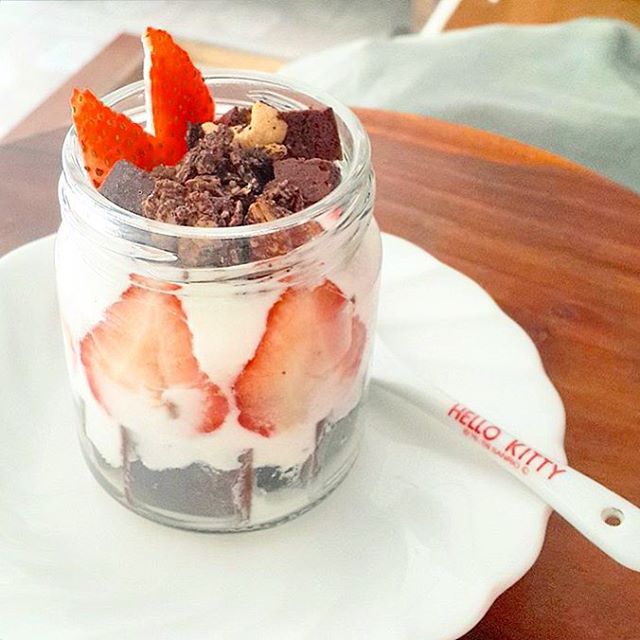 Good morning Saturday with innocentcow chocolate strawberries parfait 🐮🍫🍓
.
พาร์เฟ่ช็อคโกแลตสตรอว์เบอร์รี่คลีนๆ ชั้นล่างเป็นบราวนี่ถั่วแดง โปะด้วย innocentcow กรีกโยเกิร์ตไขมัน 0% และสตรอว์เบอร์รี่กับกราโนล่า.
.
ง่ายๆ อร่อยๆ คลีนๆ เหมาะกับวันหยุดท