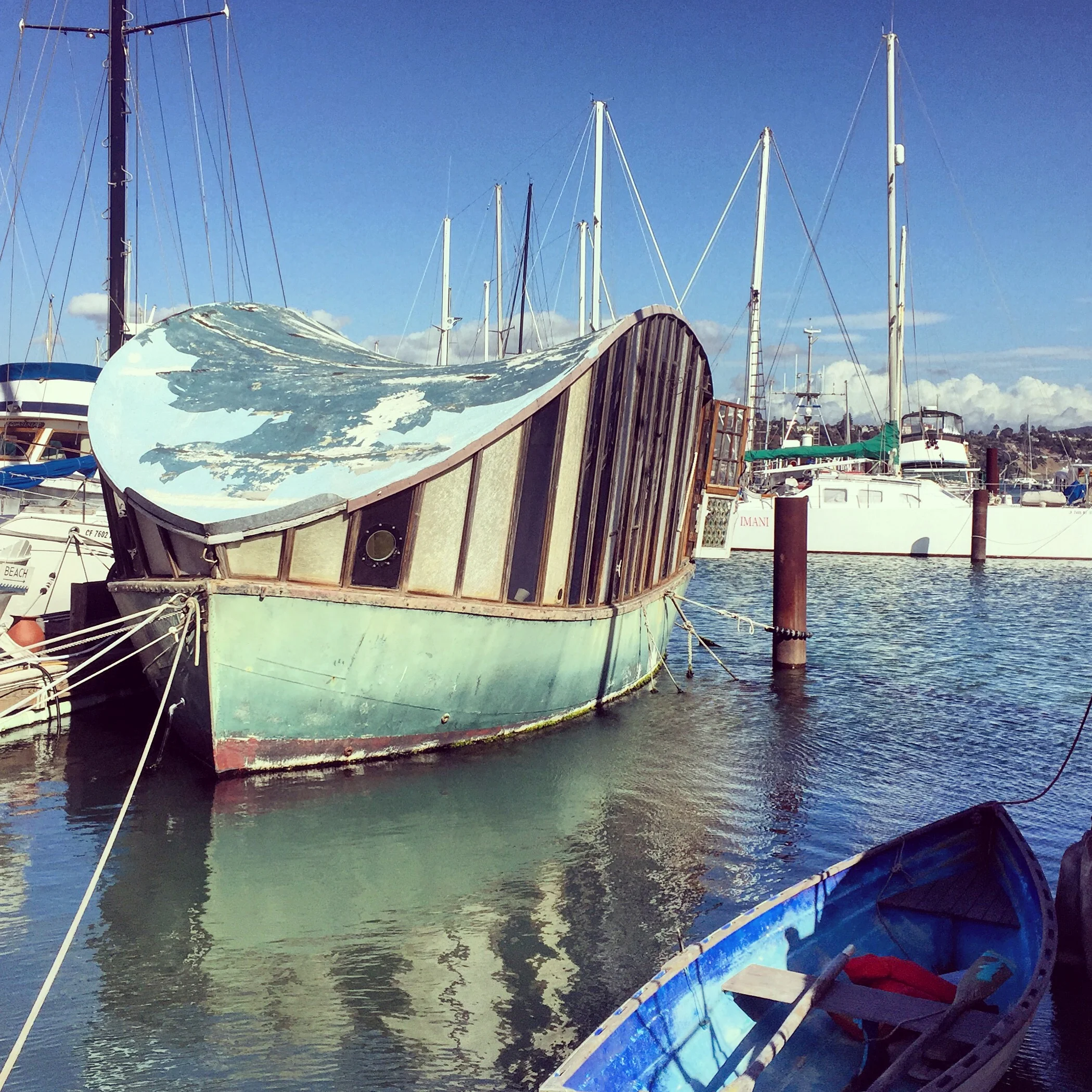 7 sublime photos of bohemian boat living in Sausalito. — Sail Me Om