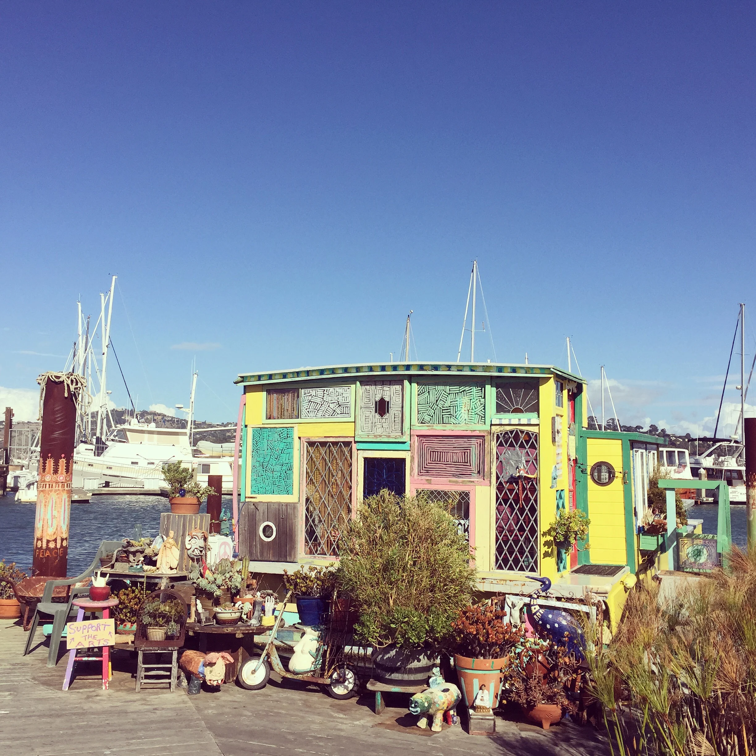 7 sublime photos of bohemian boat living in Sausalito.