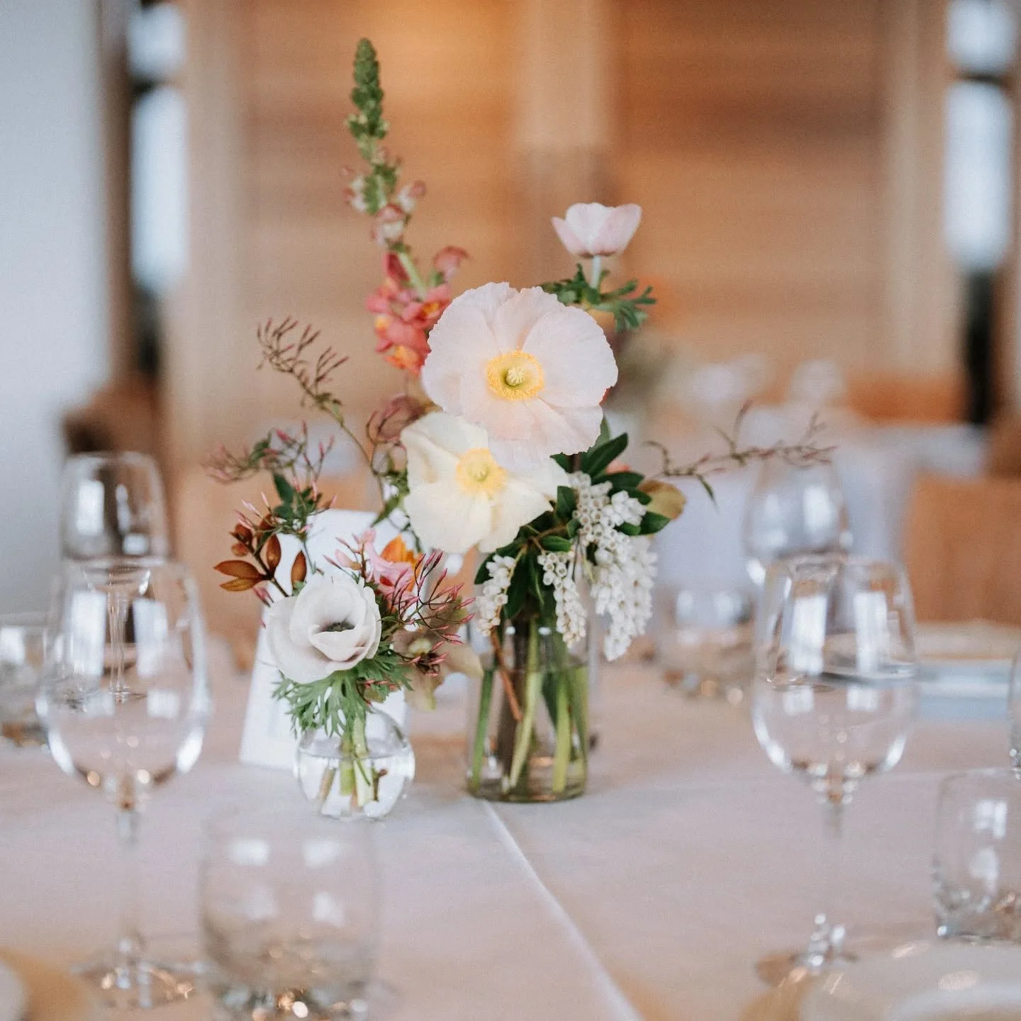 We're loving these sweet arrangements from @magdalen.hill.flora, those colours! 💛🧡🩷🤍

@meredithlord 
@terraceviewwines
@terraceviewevents

#weddinginsponz #hbweddingvenue #nzwedding #nzweddings #hawkesbaynz