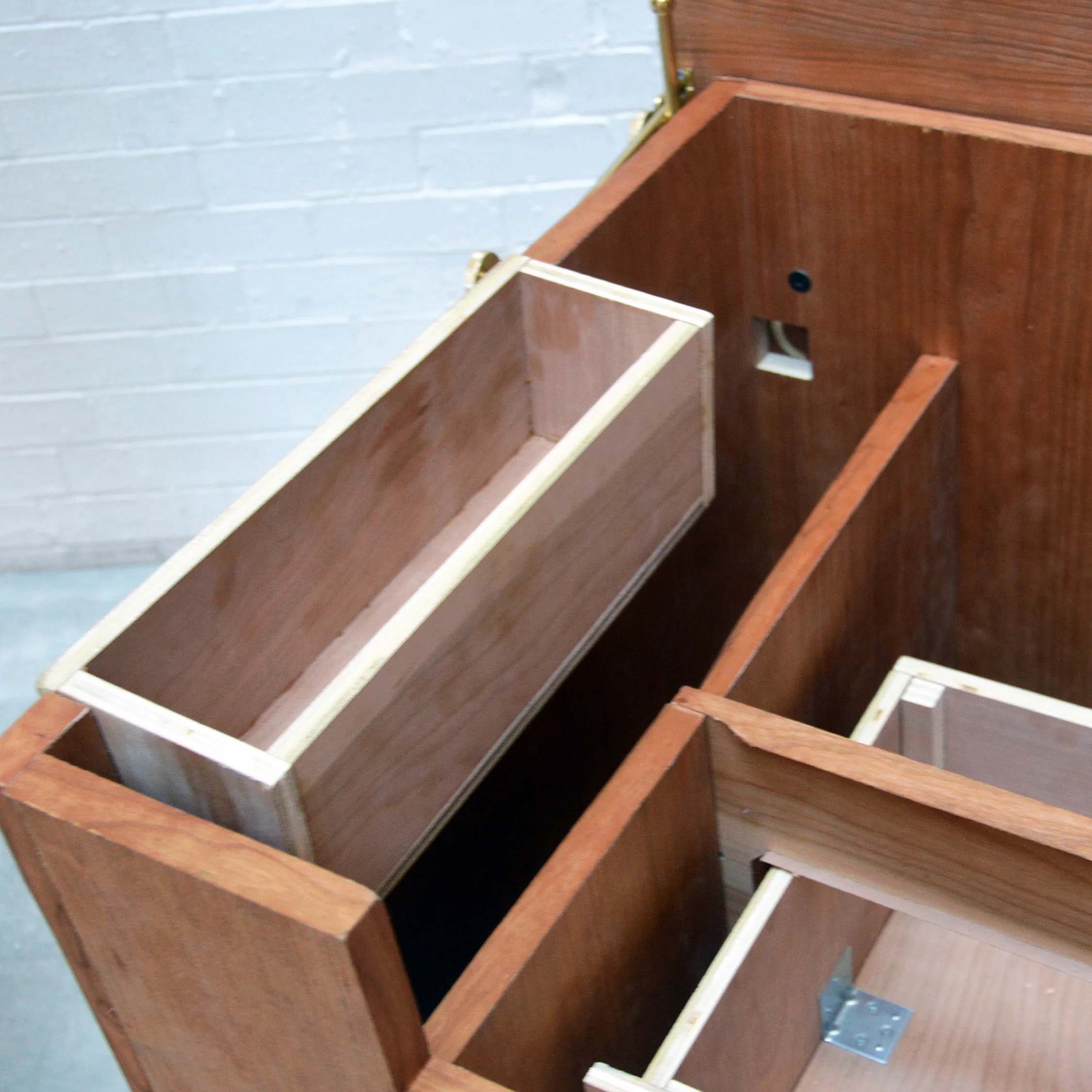 EXTENSION CABLE COMPARTMENT