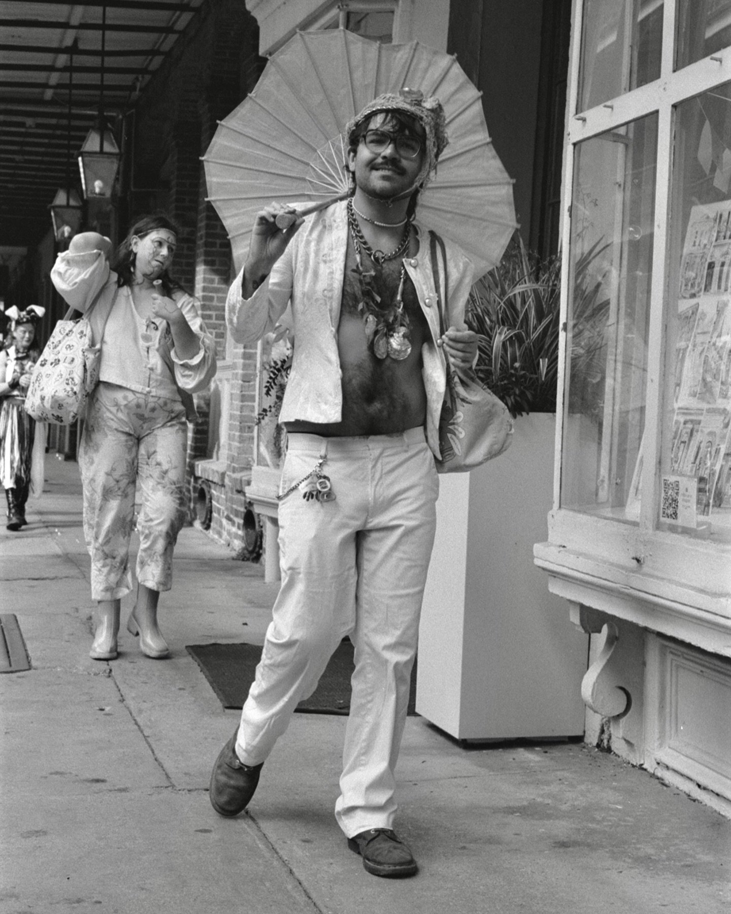 Sunday Strolling 
New Orleans 
35mm
04.20.25
-
#nola⚜️ #filmstreetphotography #southerncities #louisiana #Easter #420 #blackandwhite #35mmstreetphotography
