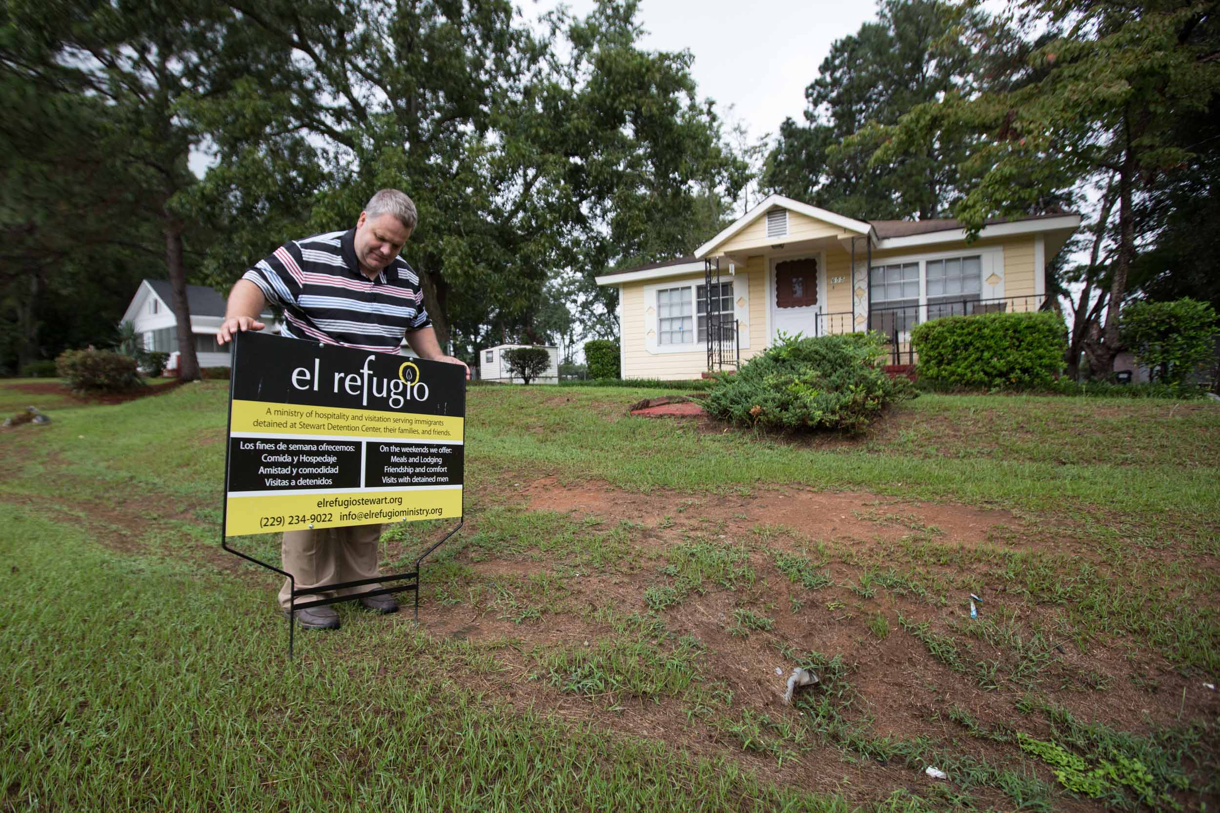 Volunteer Jason Muhlenkamp places a sign in front of El Refugio, Saturday, Sept. 12, 2015, in Lumpkin, Ga