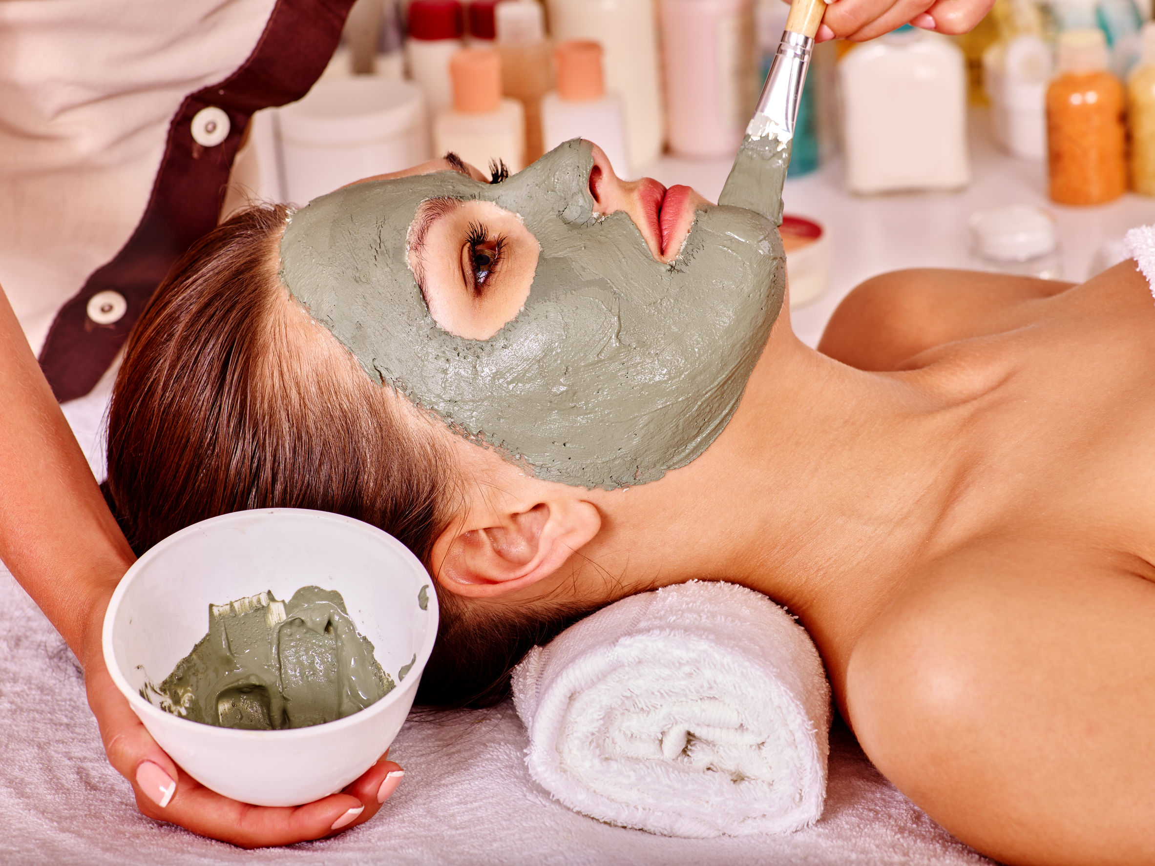 This service can be upgraded with a facial mask and extractions for pore cleansing and skin tightening.&nbsp;