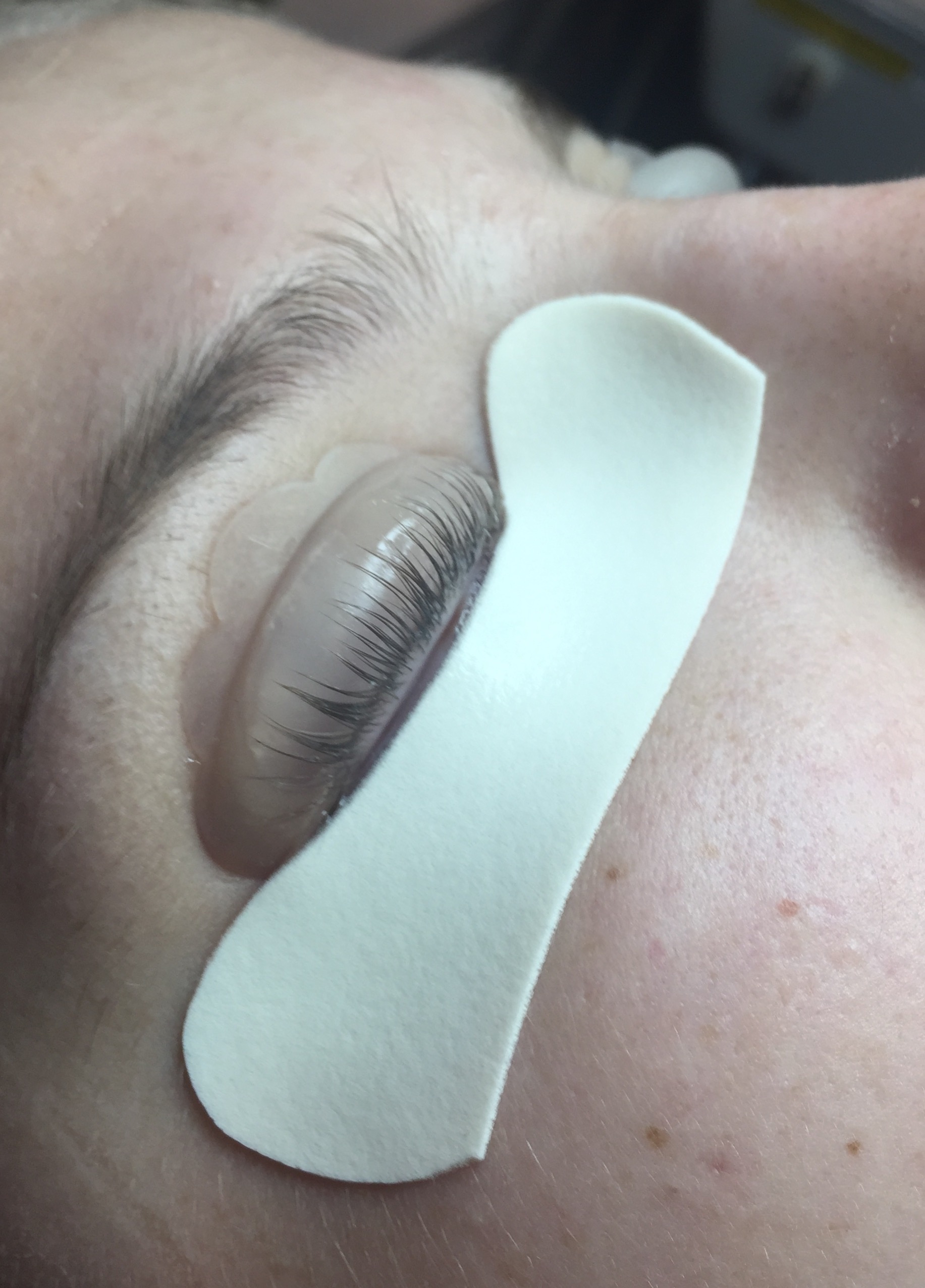 The lower lashes are protected by the foam tape and the upper lashes have been adhered to the silicon shield. After processing, this is the shape they will take!