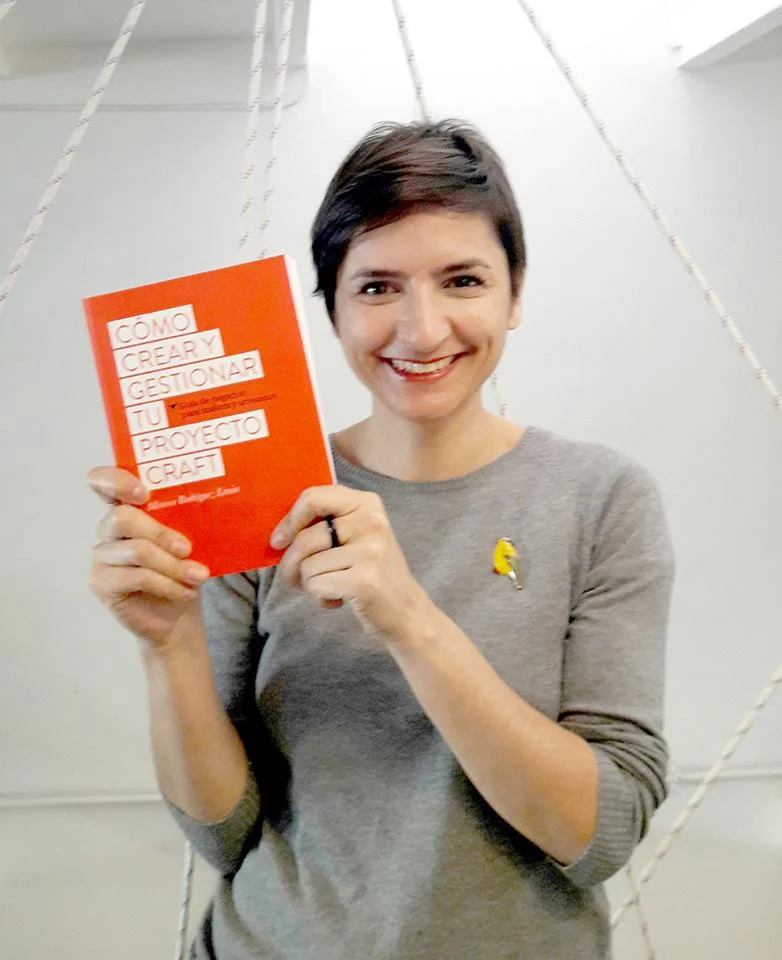 monica y libros.jpg