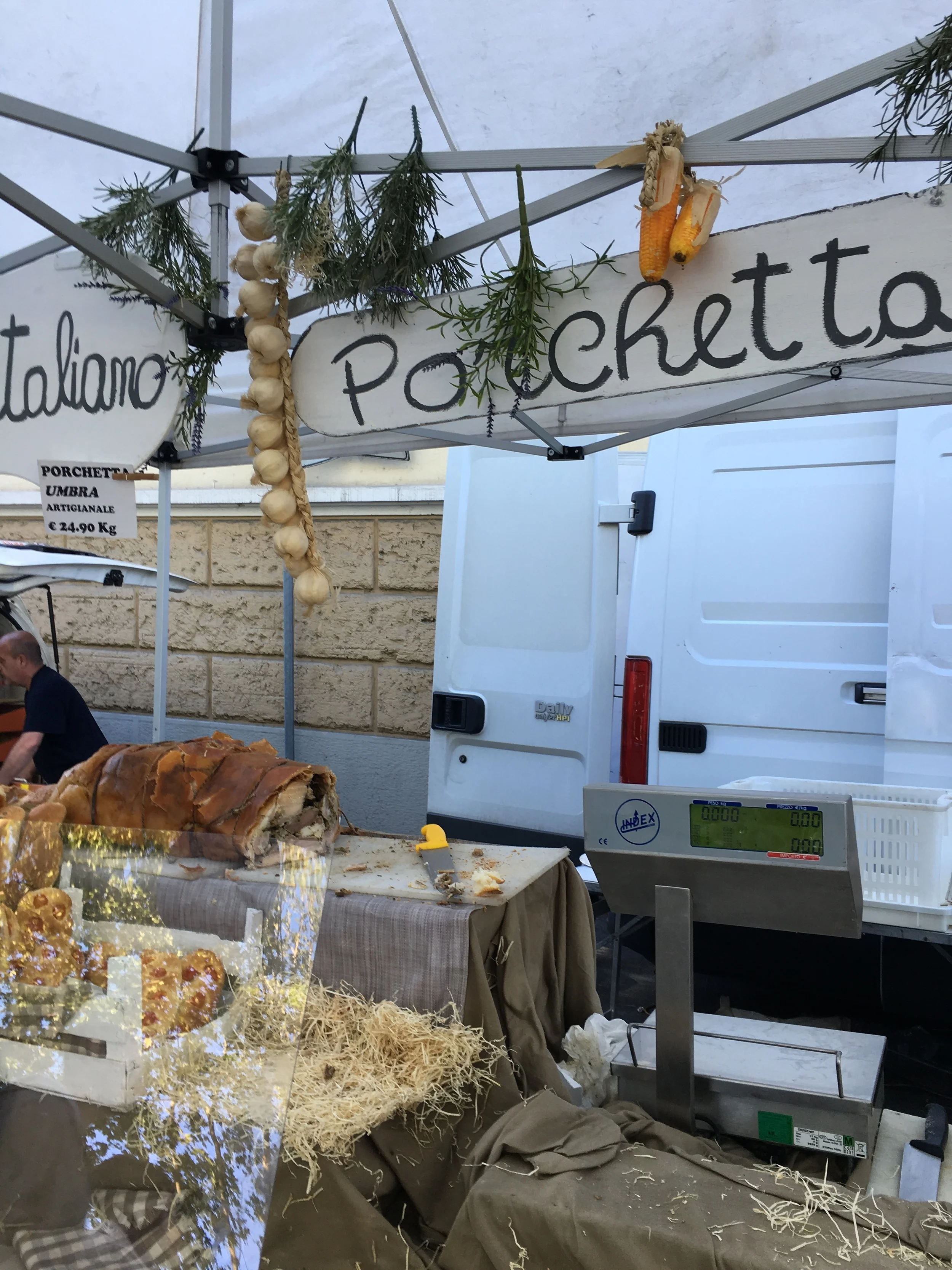 There were at least 12 to 15 such vendors in the bustling town centre market. Nose to hoof, les cochons had to be 200 lbs minimum!
