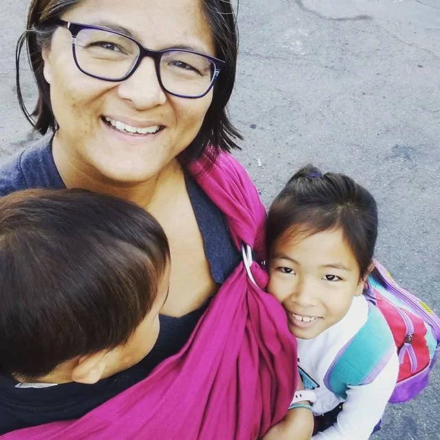 Totally regretting giving this @korucarrier back. And even after a couple of wears, we can feel the linen getting softer already. The color is such a lovely cross between burgundy and red. We used it this morning to bring big siblings to their first 