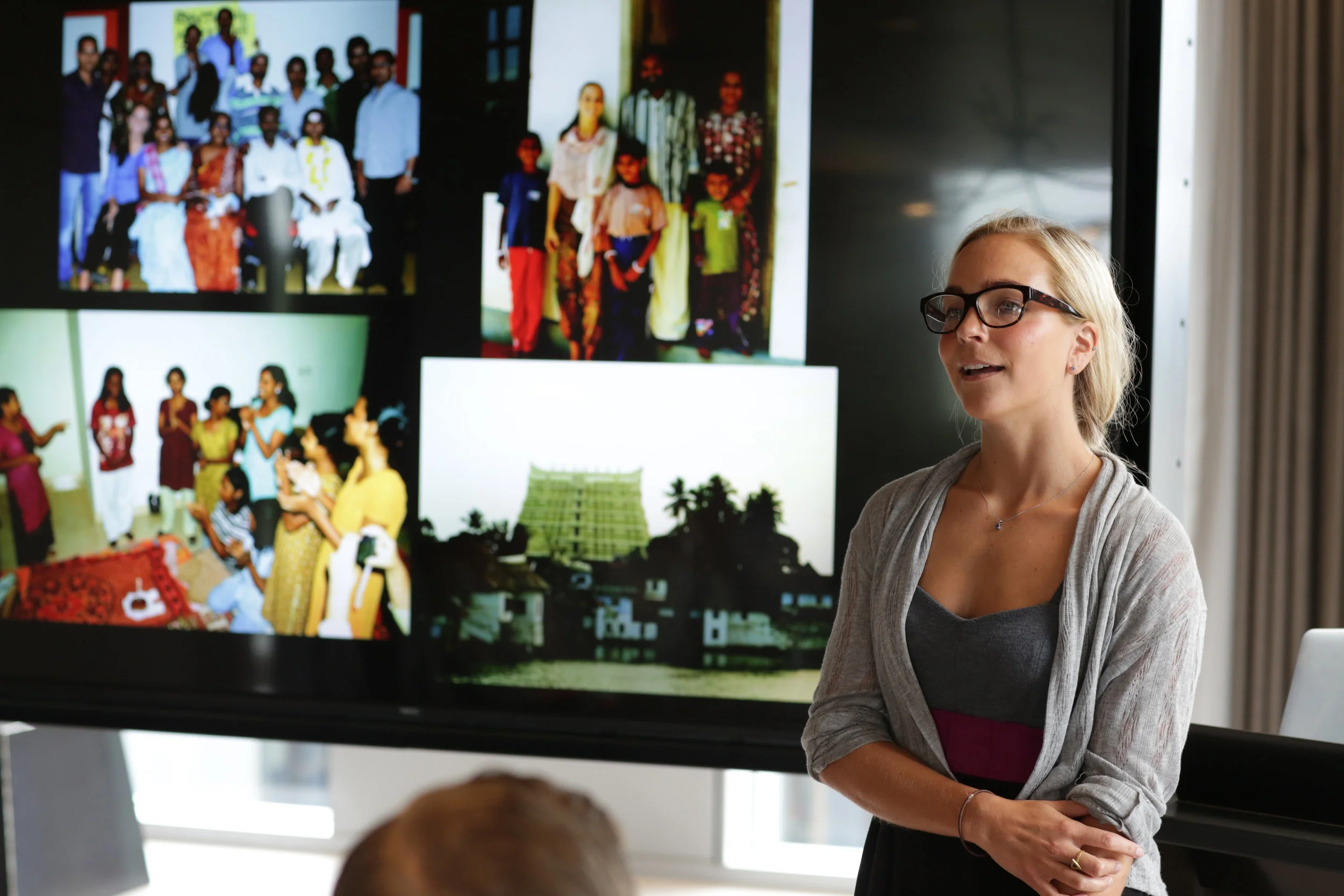 Heidi holder presentasjon under Aker Scholarship Kick-off i 2017. Foto: Kim Ramberghaug