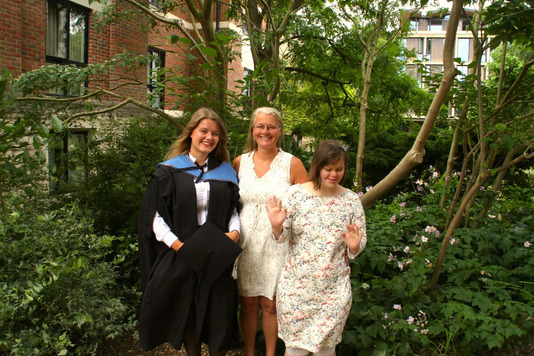 Hvis du er så heldig å ha familie som støtter deg under studiene, inviter dem på graduation! Her på St. Antony’s College Oxford med mor og søster. Foto: Privat
