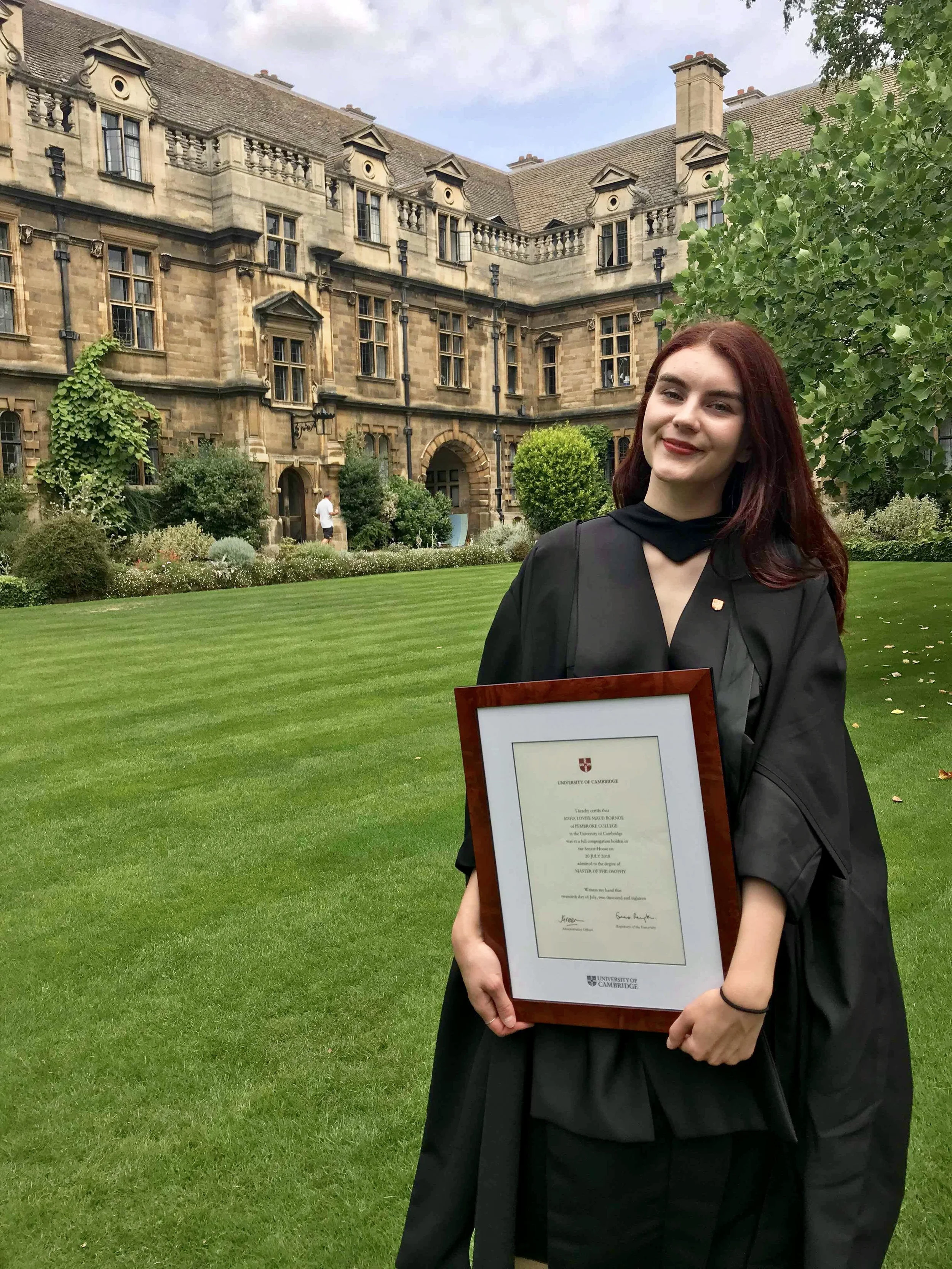 Aisha på graduation i Cambridge, Juli 2018. Etter et år i Christie’s fortsetter hun på en PhD til høsten. Foto: privat
