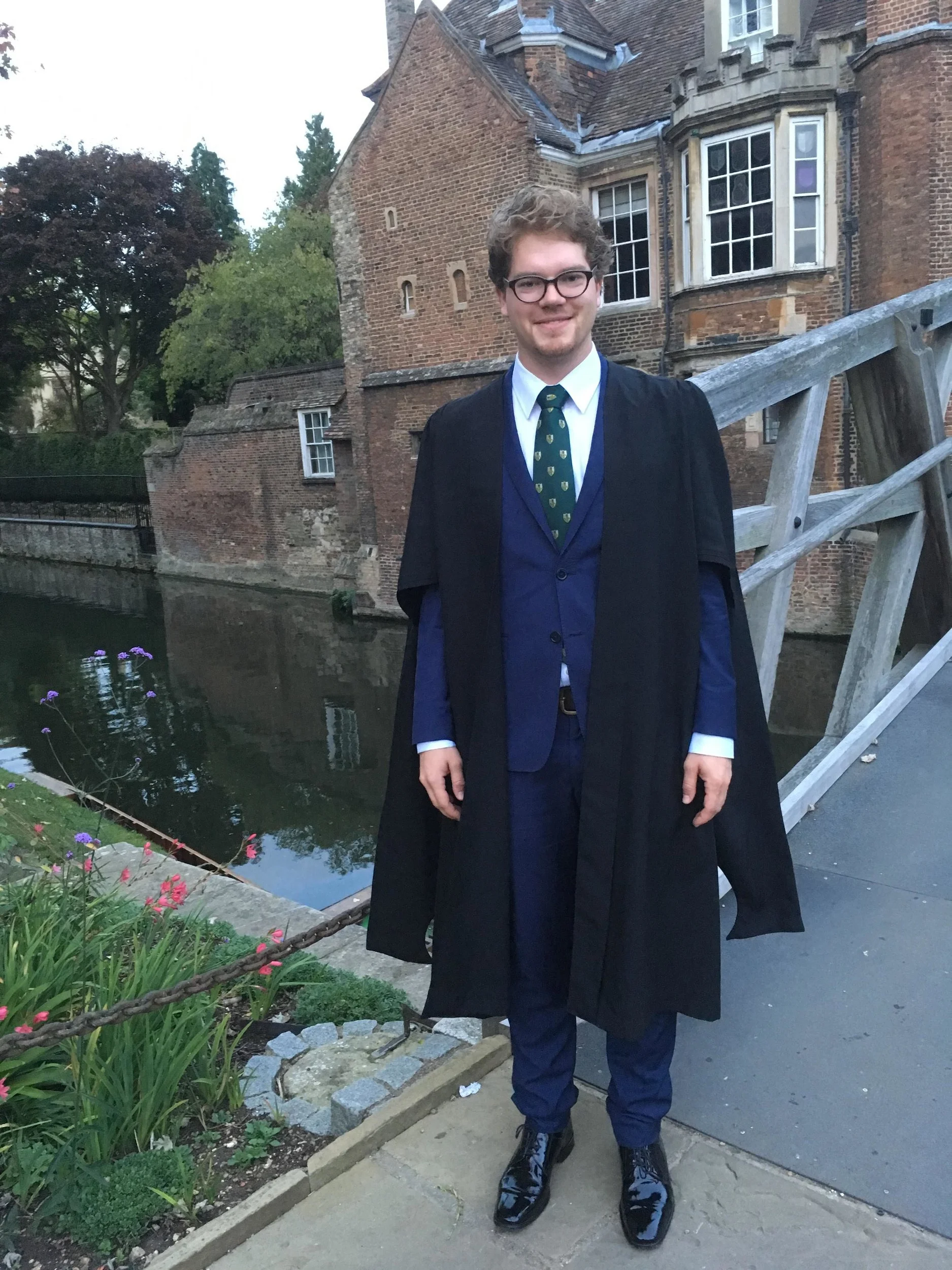 Adrian på campus på vei til formal dinner - ikledd “gown” . Foto: Privat