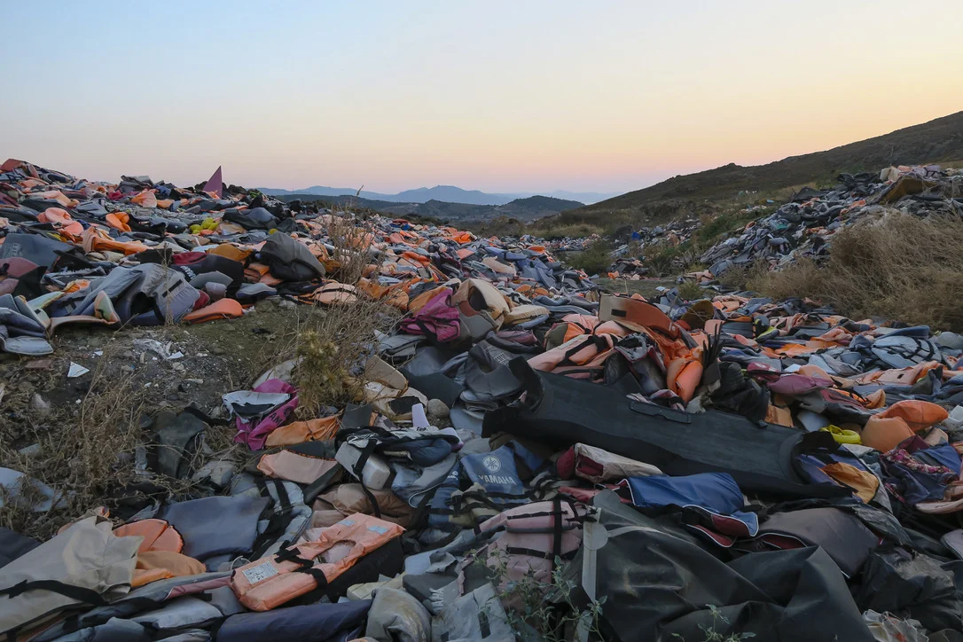 Området med livvester strødd utover kaller de for “life jacket graveyard” Foto: Privat