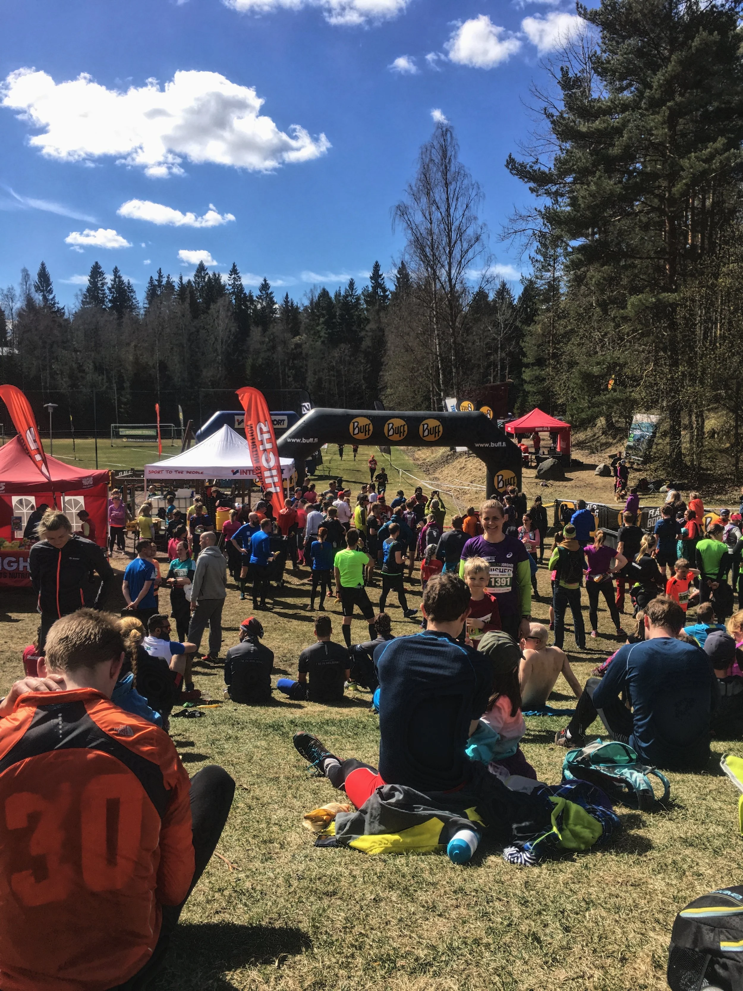 Sunny weather and happy runners 