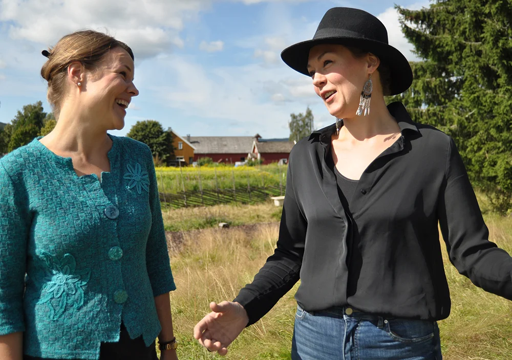 Behagelig: Kari Lise Høgseth og Christine Lingaas søker en avslappet fremførelse på hver sitt vis.