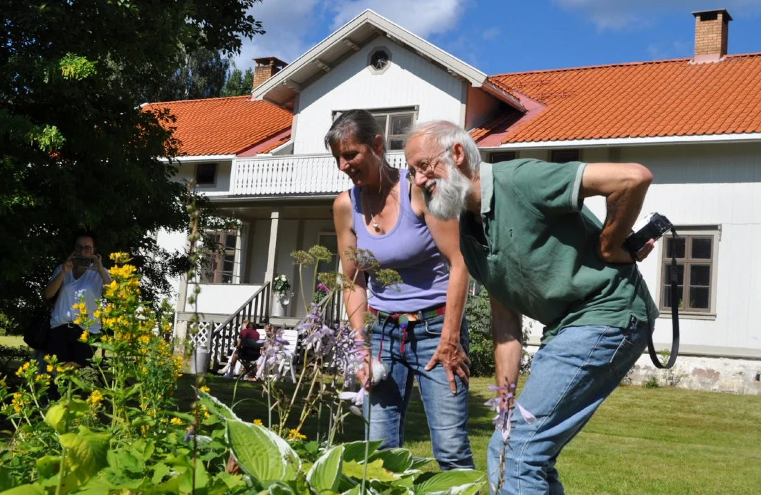 Snuser: Planter skal studeres, kjennes og luktes på når Margaret M. Meg Anderson og Stephen Barstow er på hagevandring med KVANN. 