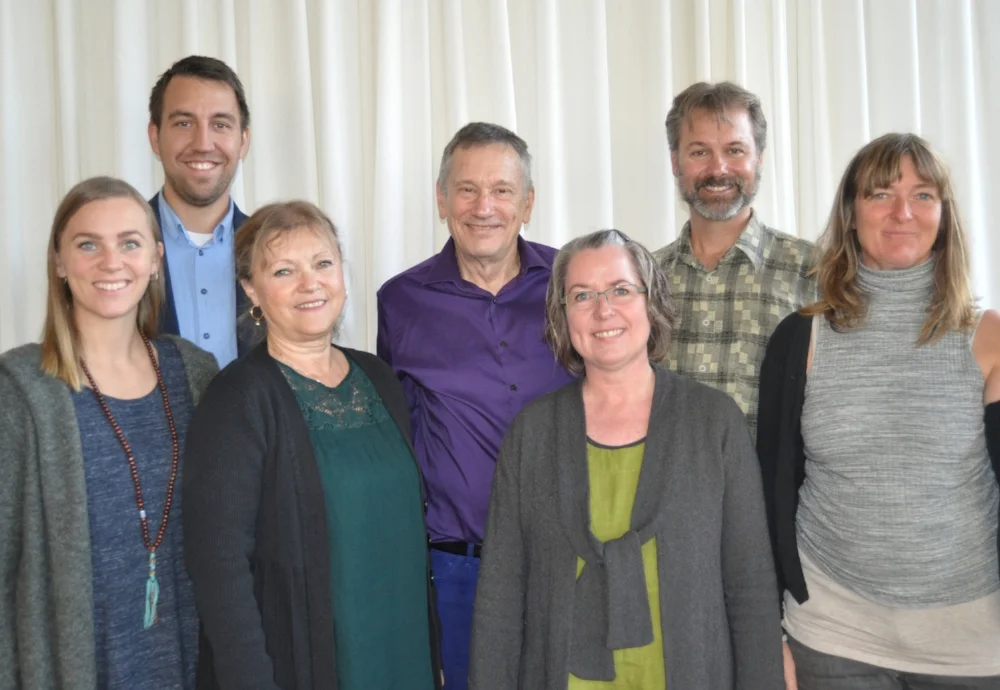 Inspirert: Ida Falchenberg, Philip Espensen, Ingvild Forbord (til venstre), Patrik Swanstrøm og Ina Thiis (til høyre) har kommet fra Hurdal for å møte professor Jack Miller og Carina Harsund (i midten) på Litteraturhuset.