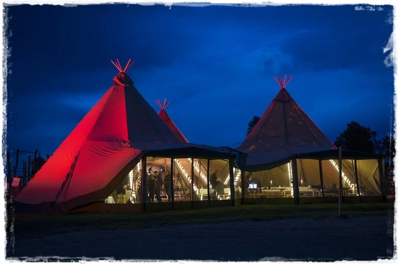 Bærekraftfestival: I år er det en bedrift på Jaren som leverer konferanselokaler i form av lavvoer. Tentipi lavvoene kan kobles sammen til å utgjøre store rom for flere hundre mennesker. 
