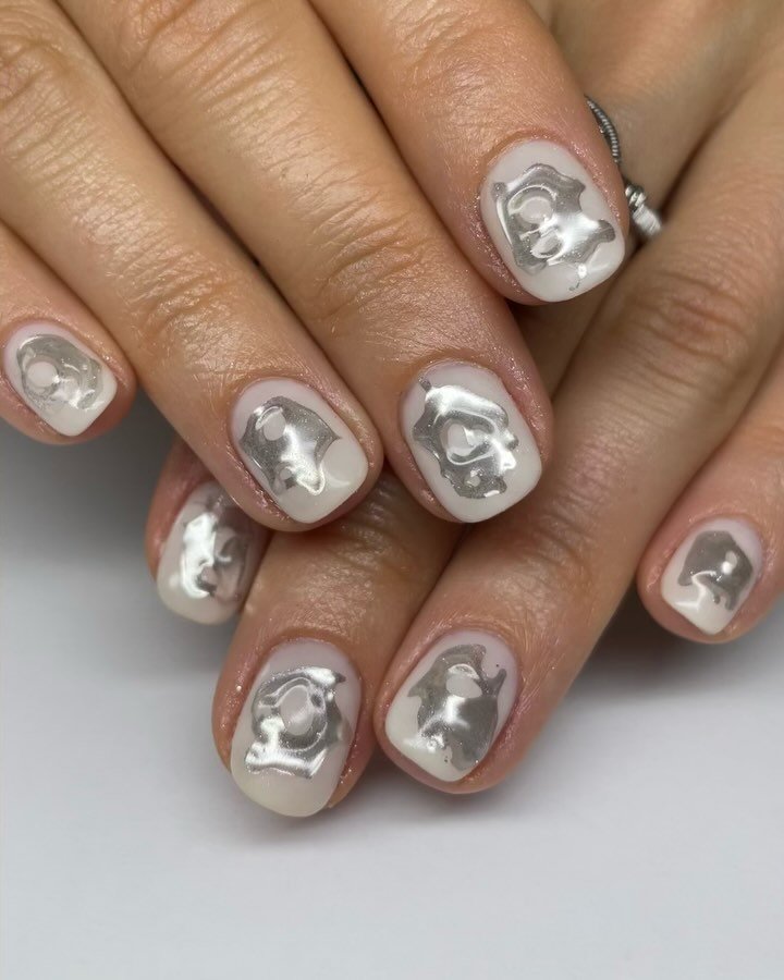 Coming up this month&hellip; Two new mani&rsquo;s on the menu

1st up - 

💅 Shorties Gel Mani 💅

For those with the shortest of short, short, short nails. 

💘 Perfect if you want to stop your nail biting habit or don&rsquo;t want to stop but still