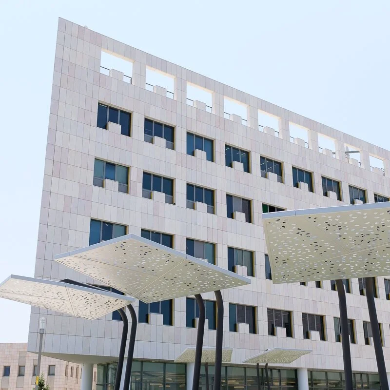 פביליון הצללה מתכת מחוררת מול חזית בניין אסותא אשדוד