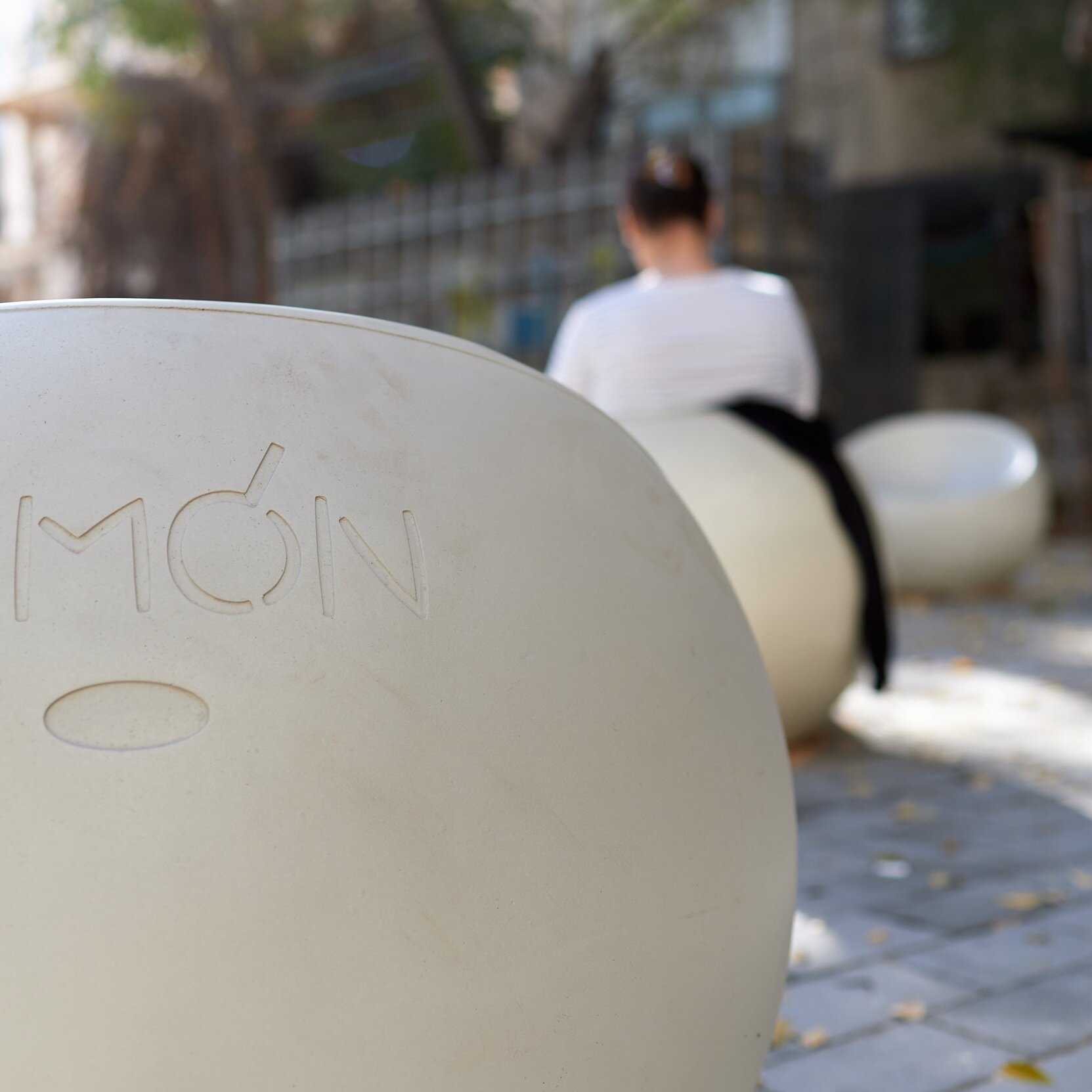 פופ בטון אדריכלי עם כיתוב MON, ישיבה במרחב ציבורי בתל אביב