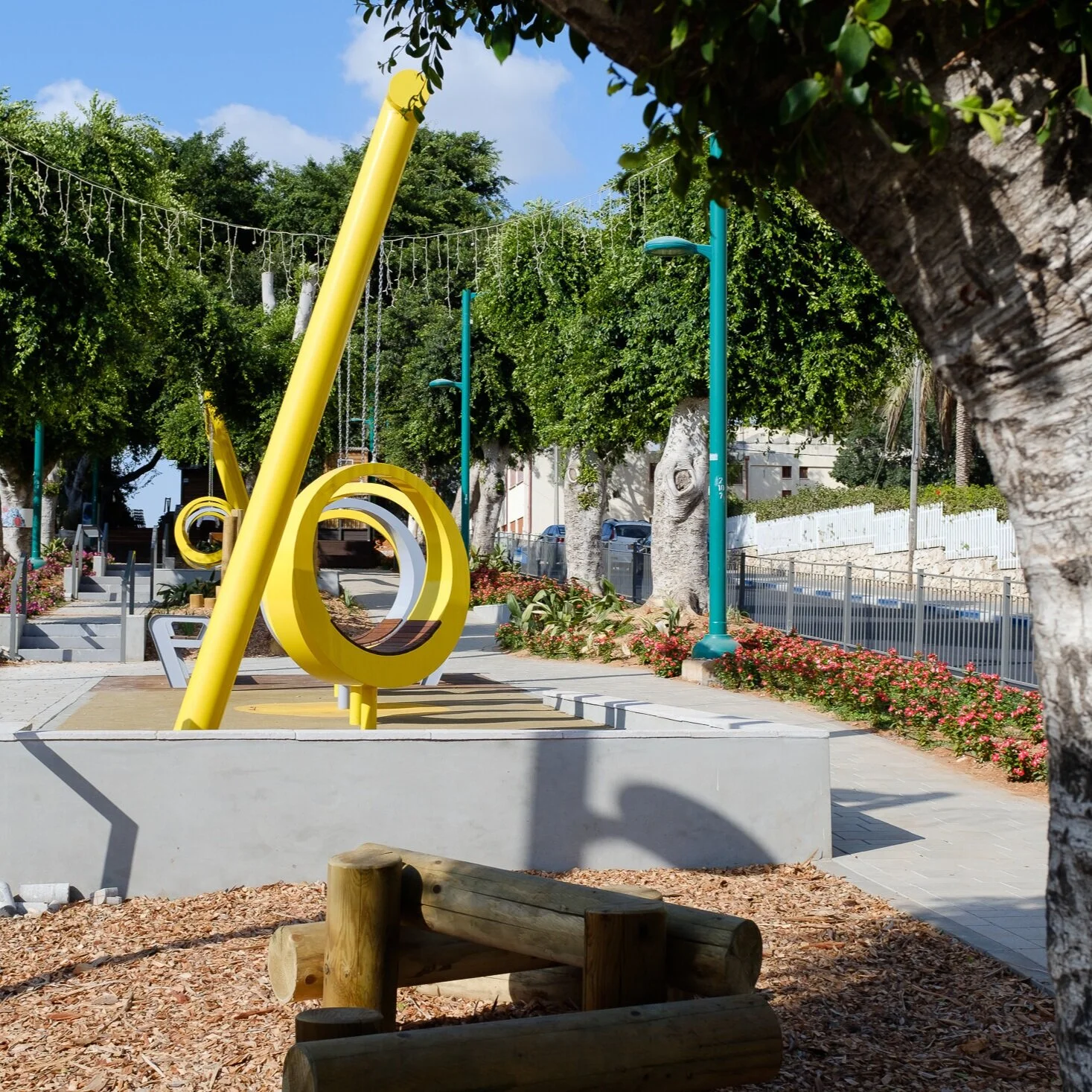מבט כללי על אלמנטים פיסוליים לישיבה צהובים בטיילת עירונית בחדרה