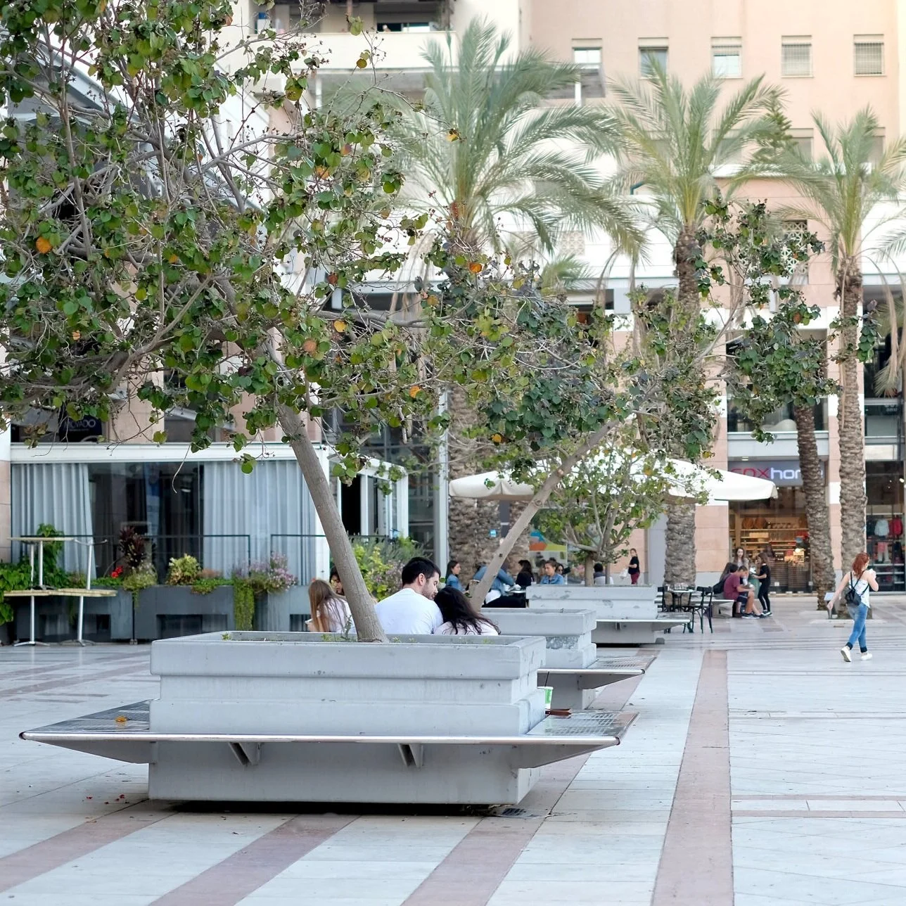 מערכות ישיבה מנירוסטה משולבות עציצי עצים בשטח הקניון