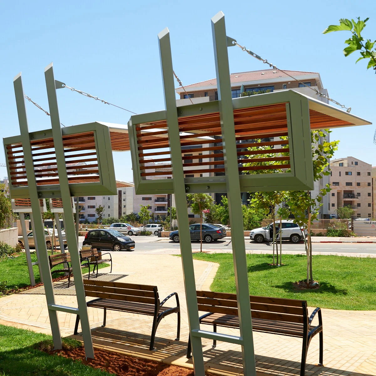 מבט אווירי על פארק שכונתי ברעננה עם פרגולות הצללה מדגם מיראז׳ לאורך שביל מרוצף