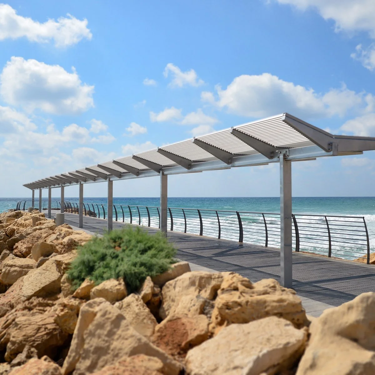 צילום אווירי של מזח נהריה עם כיתוב NAHARIYA על גג ההצללה