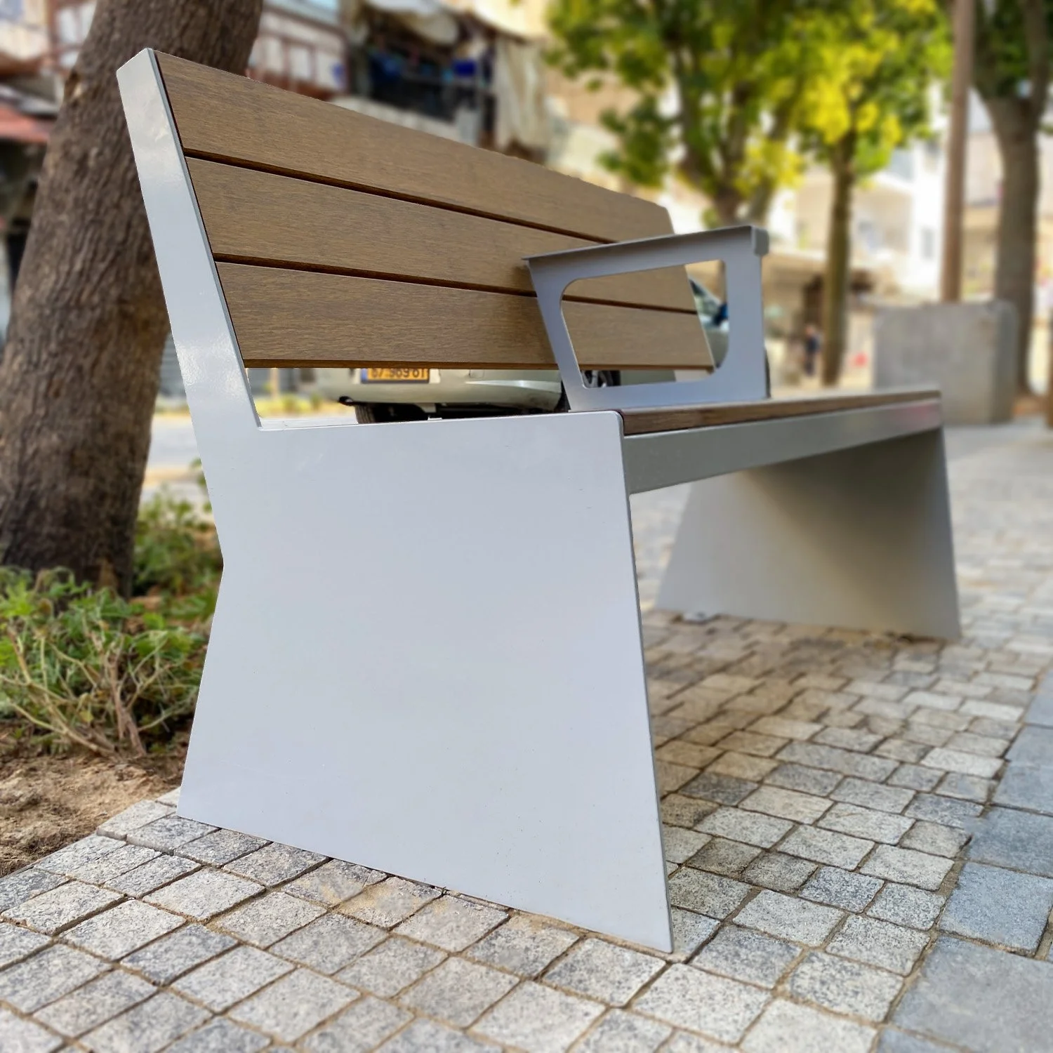 ספסל ריהוט רחוב עם מושב עץ קומפוזיט ושלדת מתכת אפורה, נווה שאנן תל אביב