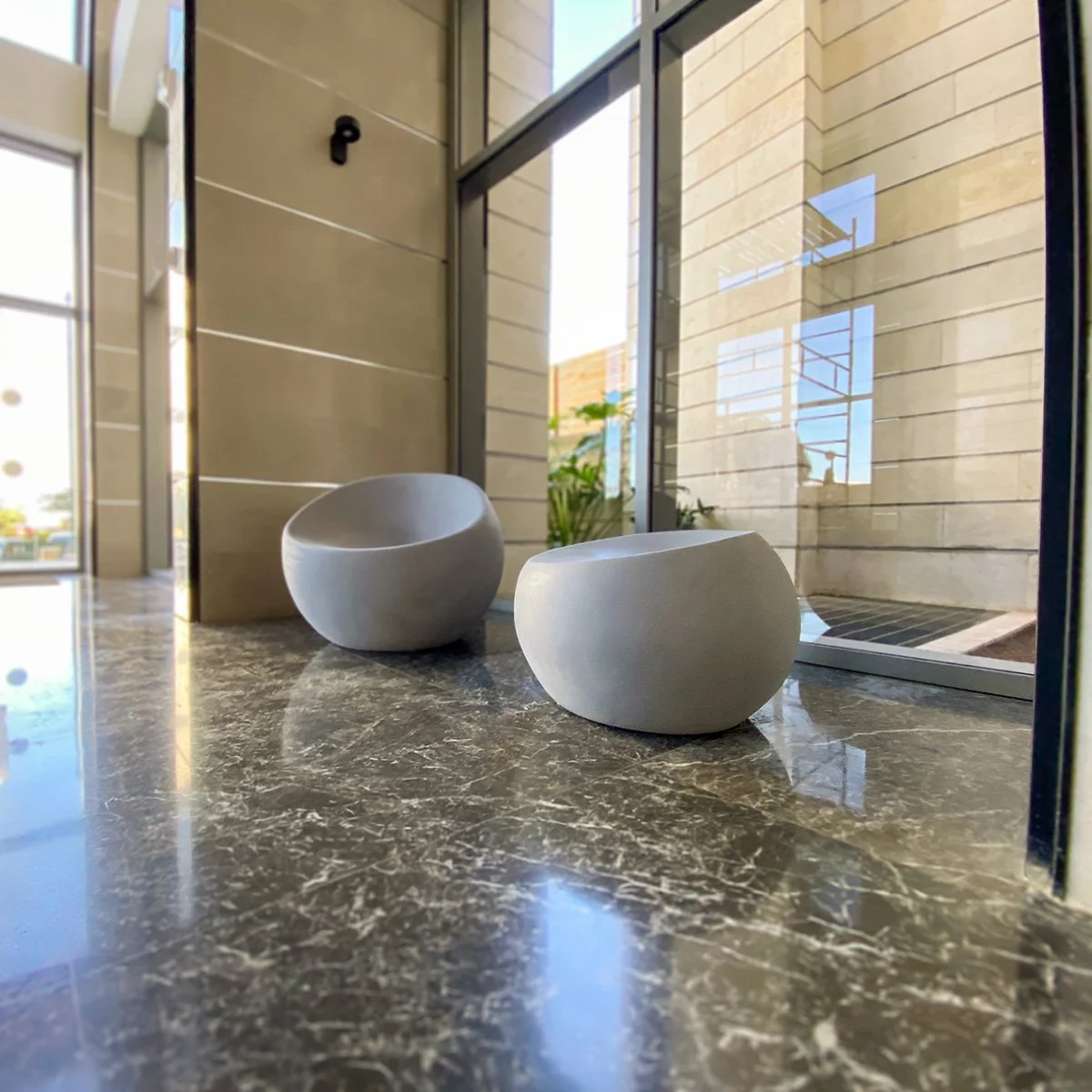 תחתית שולחן בטון אדריכלי עם לוגו LEMON COLLECTION מובלט ומרקם עיגולים קונצנטריים