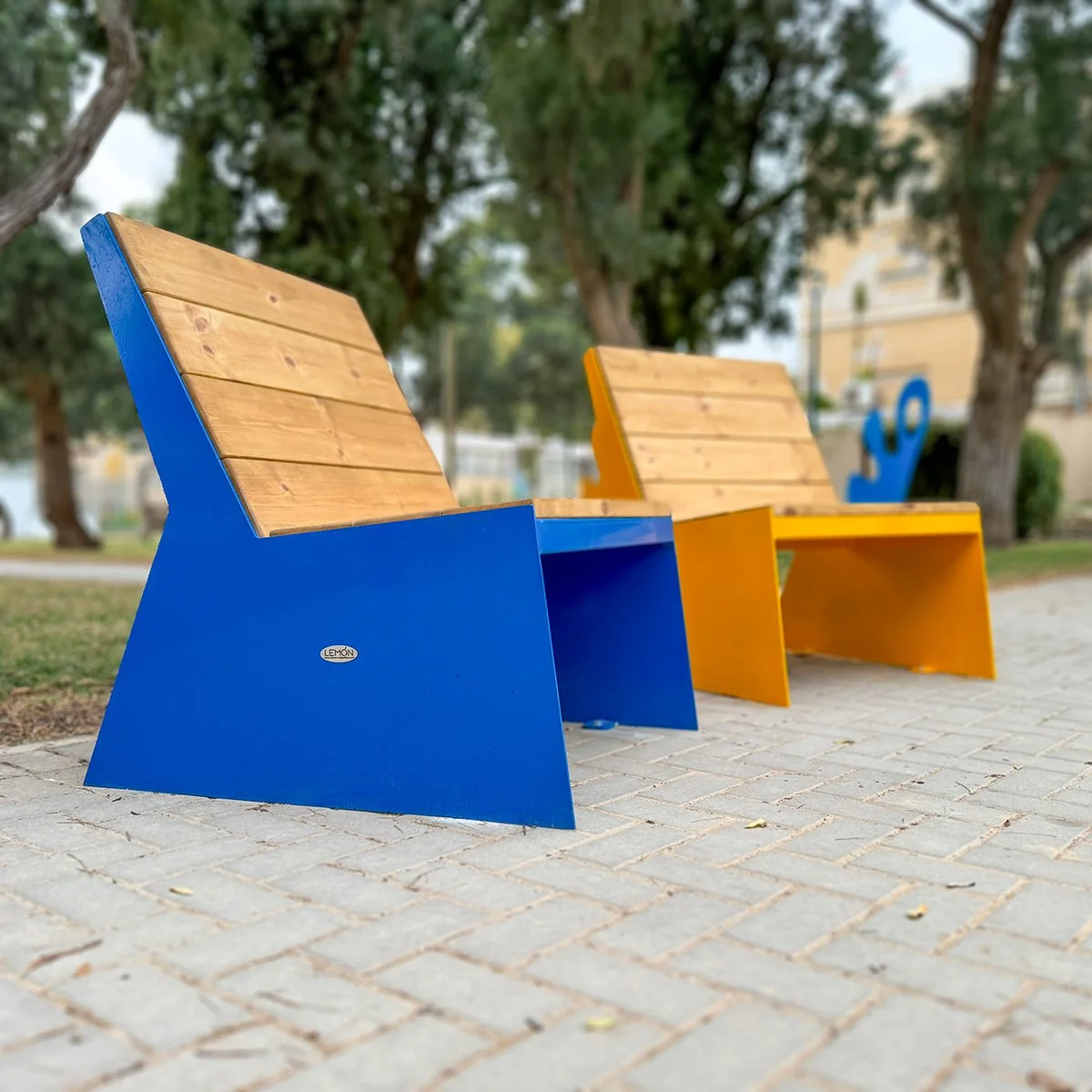 ספסל ציבורי מעץ אורן על מסגרת מתכת כחולה, תקריב על פני עץ וחיבורי מתכת