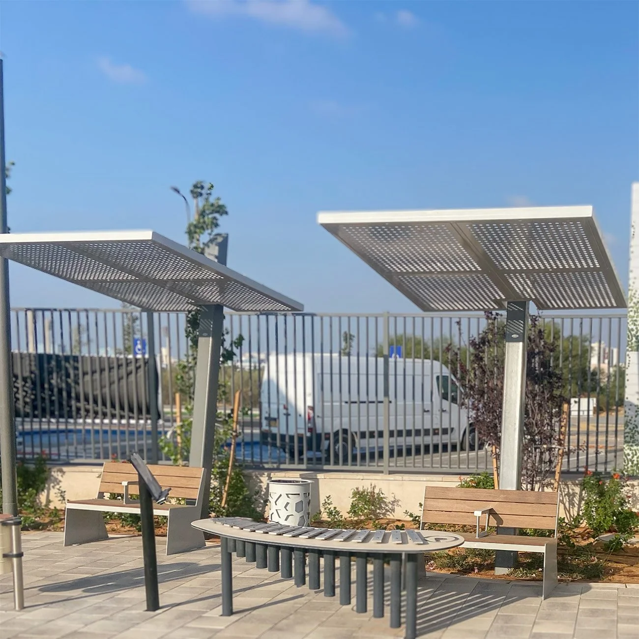 שולחנות פיקניק מתכת עם ספסלים מחוברים בתאורת לילה, פלאזה ציבורית