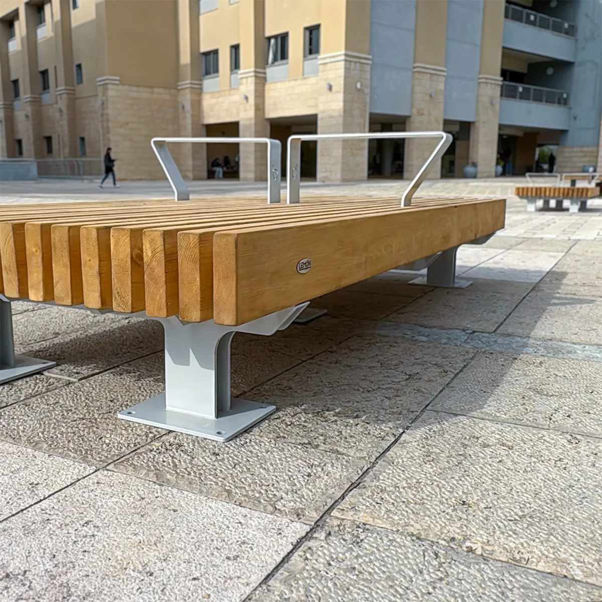 שתי אבני ישיבה לבנות בצורת חצץ על דשא ירוק, מבט מקרוב מלמעלה