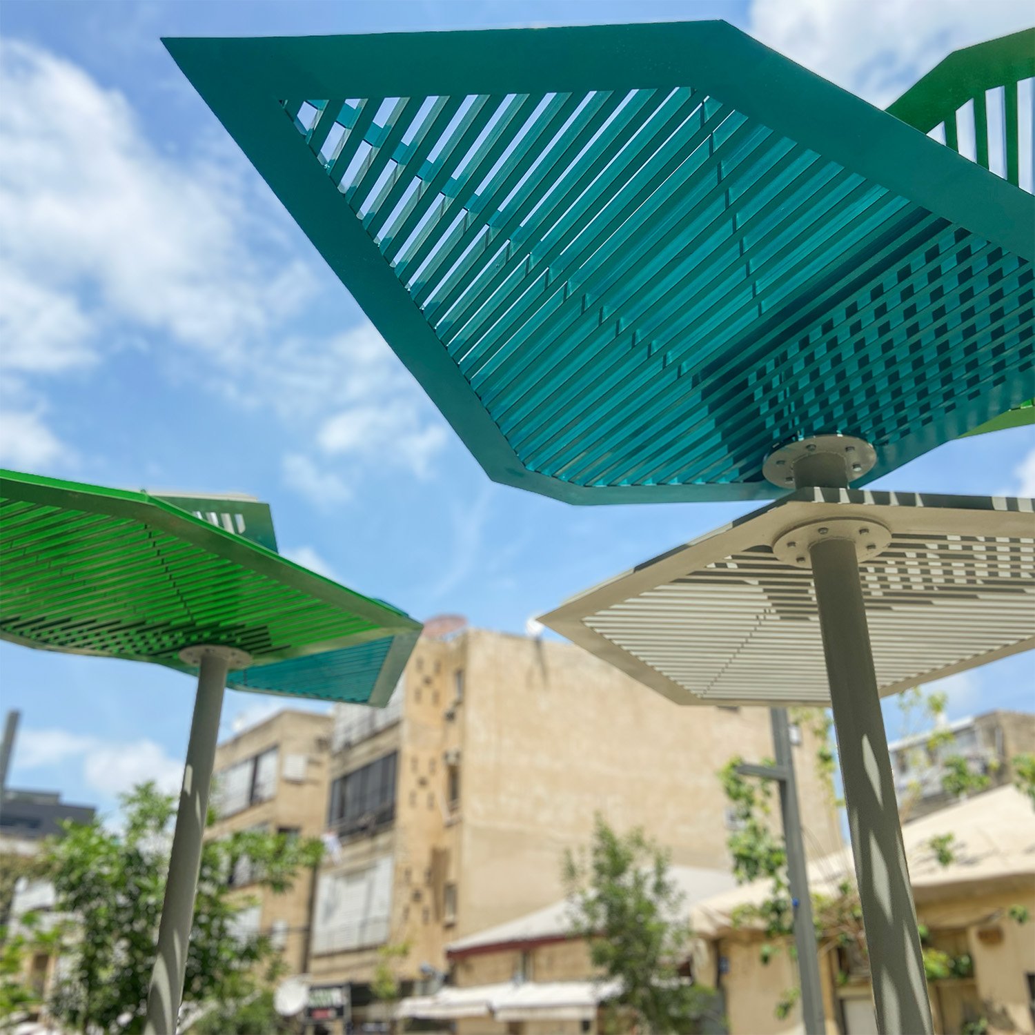 תקריב תחתית ראשי הצללה מתכת בגוון טורקיז ולבן עם פסי מתכת אופקיים
