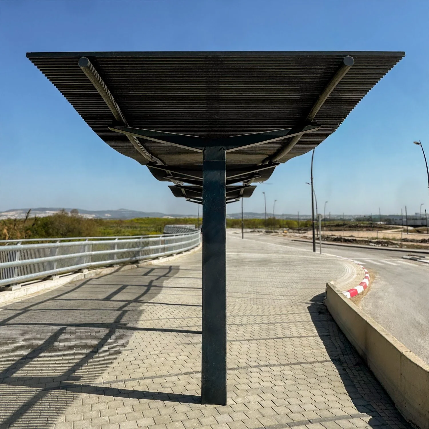 מערכת הצללה ג׳מאיקה מתכת מבט חזיתי על גשר הולכי רגל מרוצף
