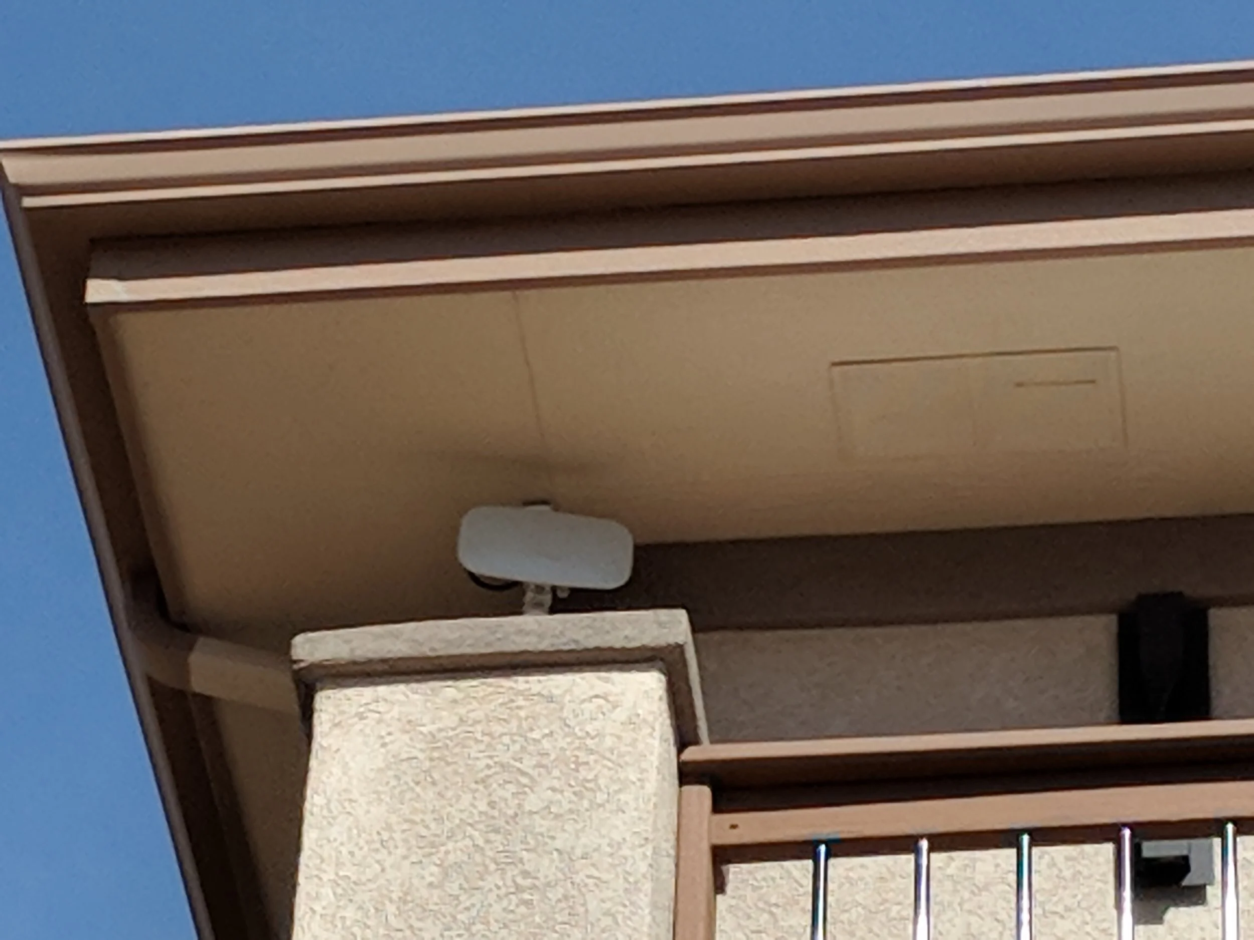 Flat radio mounted under the roofline with a short bar