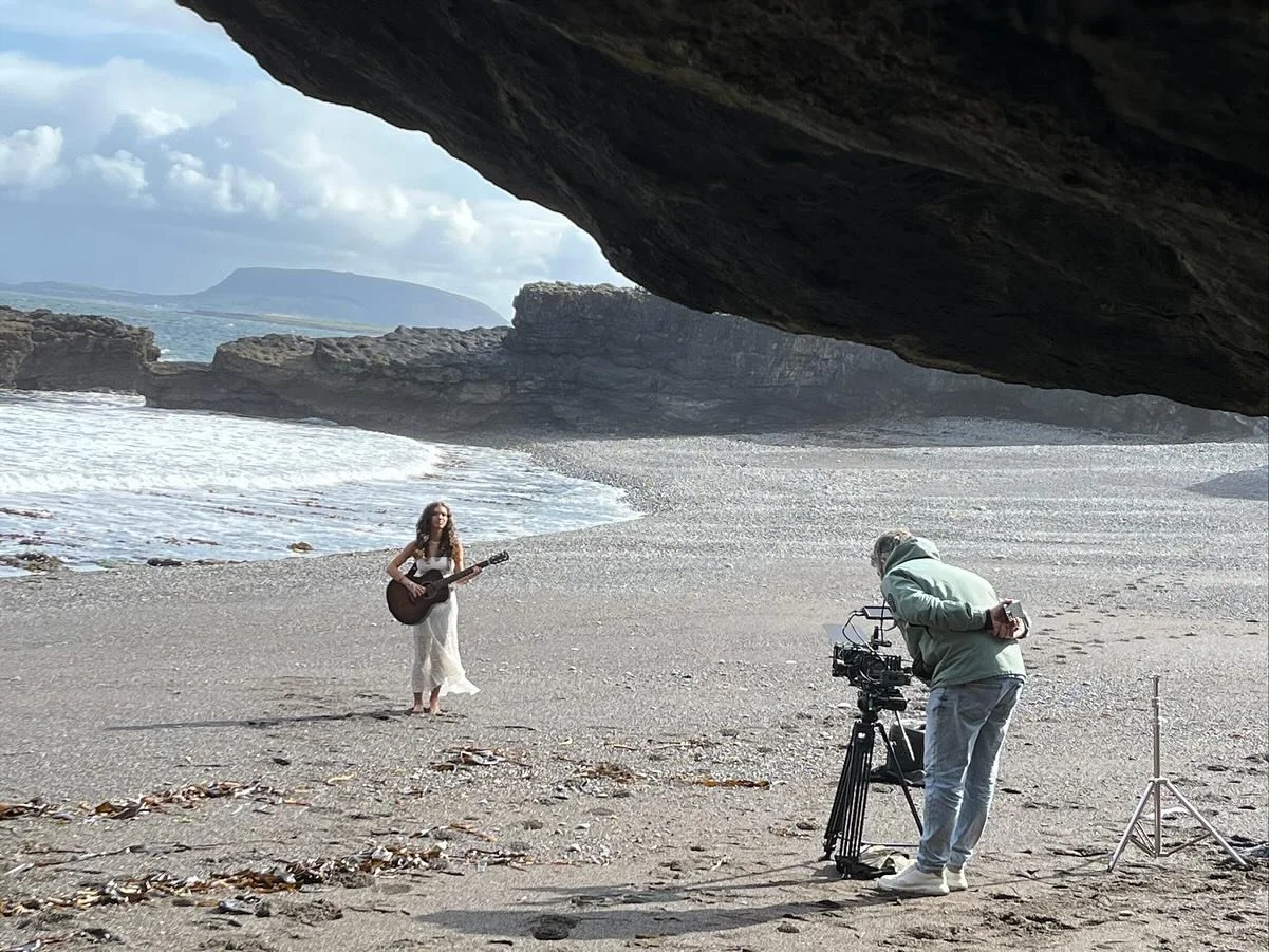 STUDIO DAYS 🎧
The TNA hosted a Young Singer Songwriters’ showcase earlier this year. It was a marvellous night of wonderful original music from our teenagers & we were blown away with the talent on display.
They impressed the Theme Night