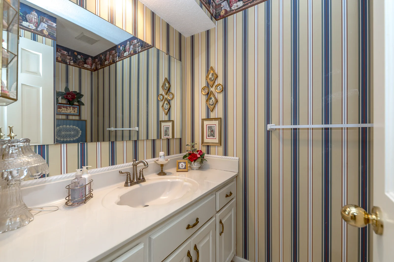 4809 W 121st St - Web-114.jpg