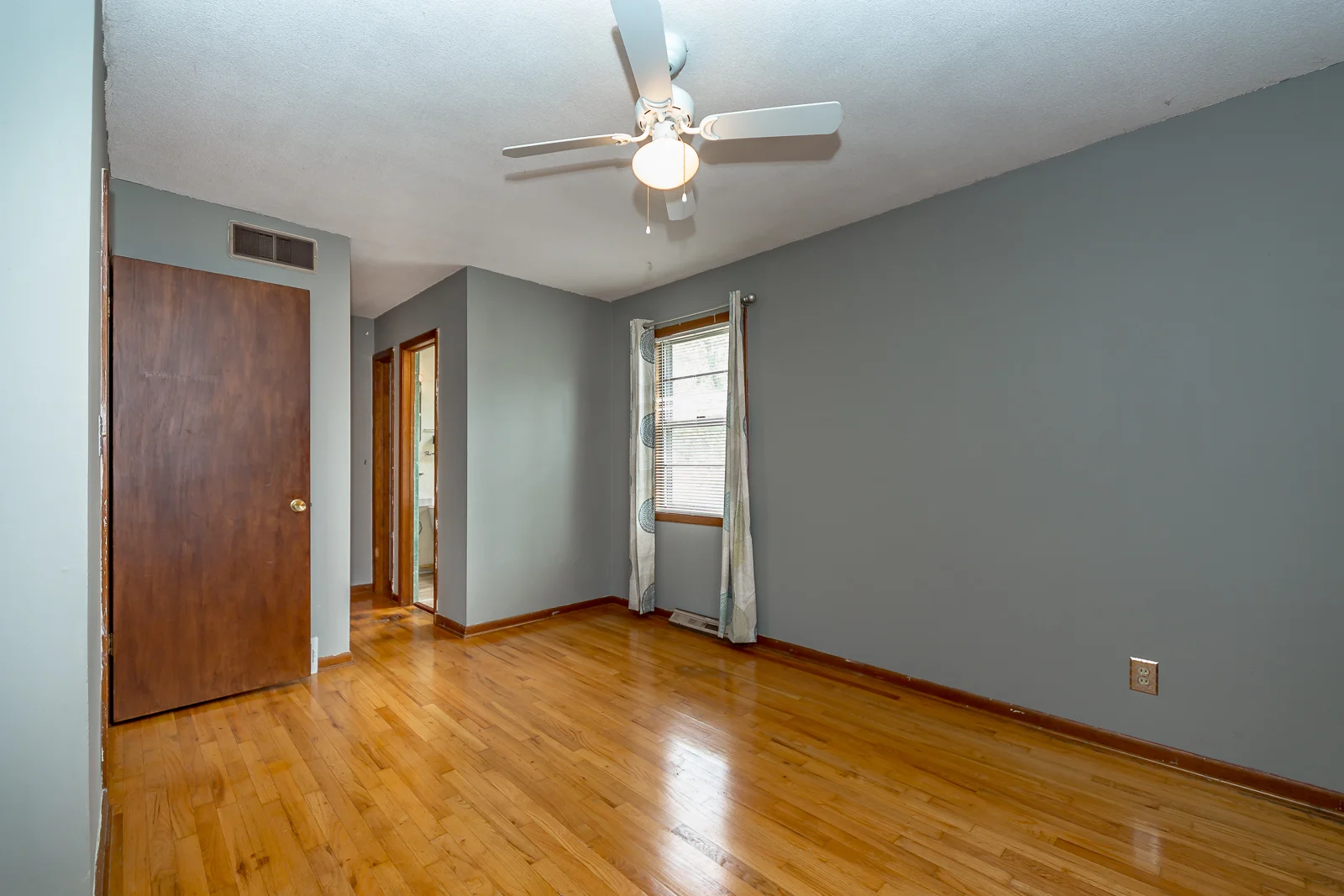 28365 W 83rd St - Web-128.jpg
