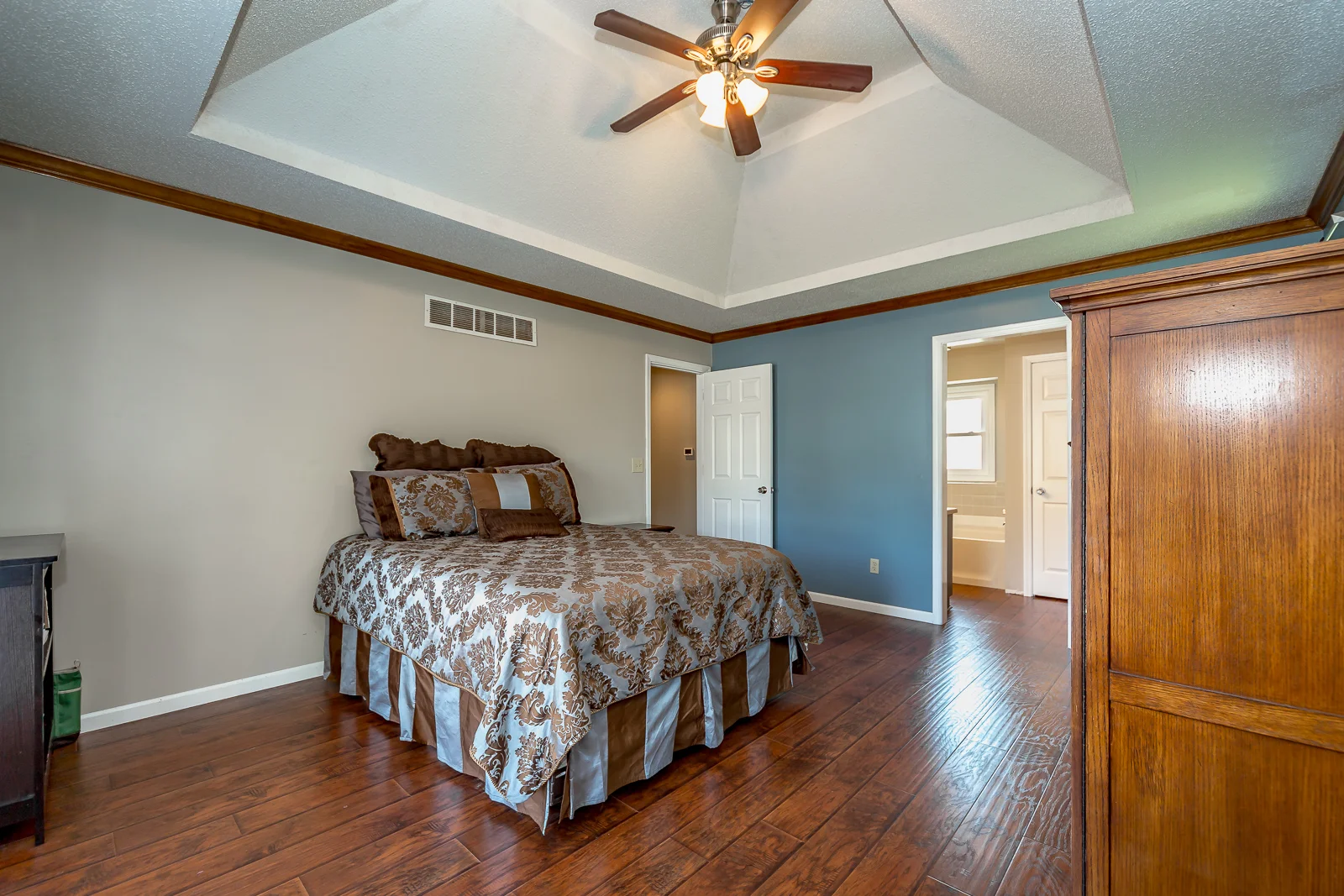2814 N 102nd St - Web-121.jpg